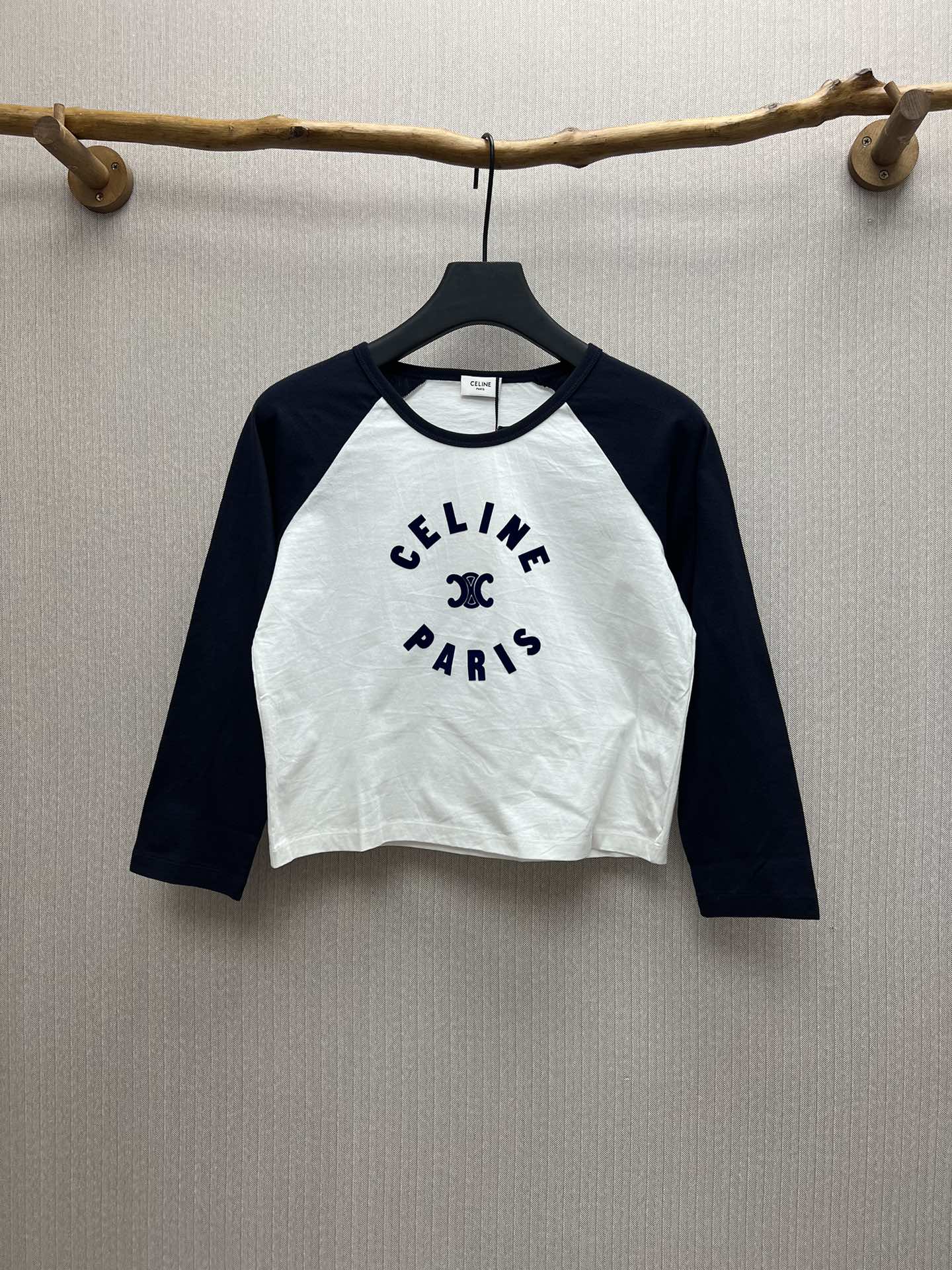 Celine 25ss nueva camiseta de manga larga con cuello redondo y logo de letras en contraste, mujer. Tallas: S, M, L.