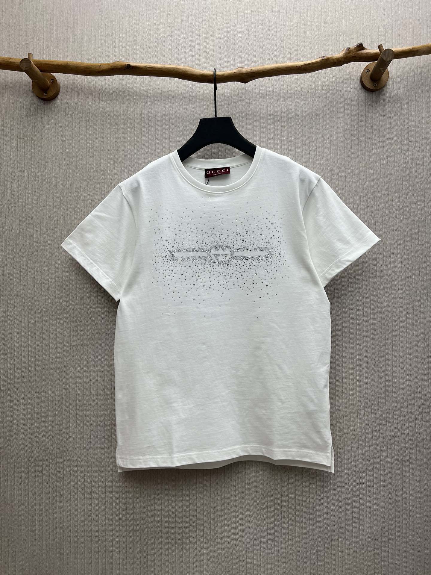 Camiseta de cuello redondo con logotipo y pedrería de la nueva colección 25ss de G. Para mujer, en color blanco, versió…