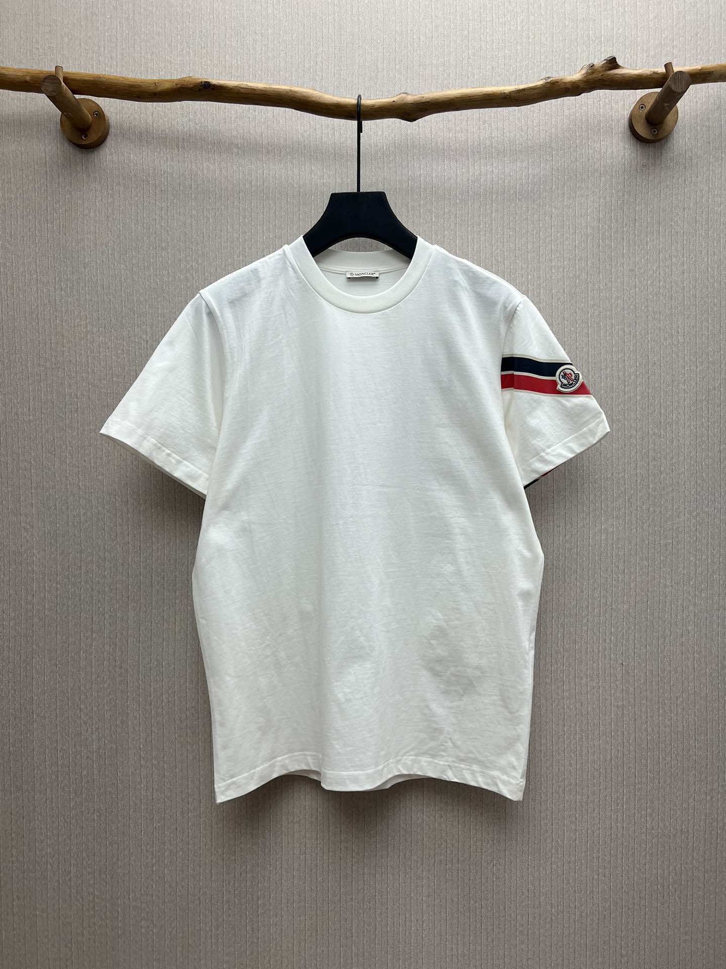 Moncler 25SS nueva temporada camiseta de manga corta con cuello redondo, holgada y cómoda, con mangas de colores contra…