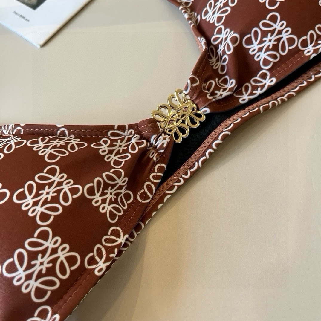 🆕
LOEWE罗意威 新款比基尼😍🥰适合多种场景的游泳衣🏊‍♀️海边 游泳池 温泉 水上乐园 漂流都可以