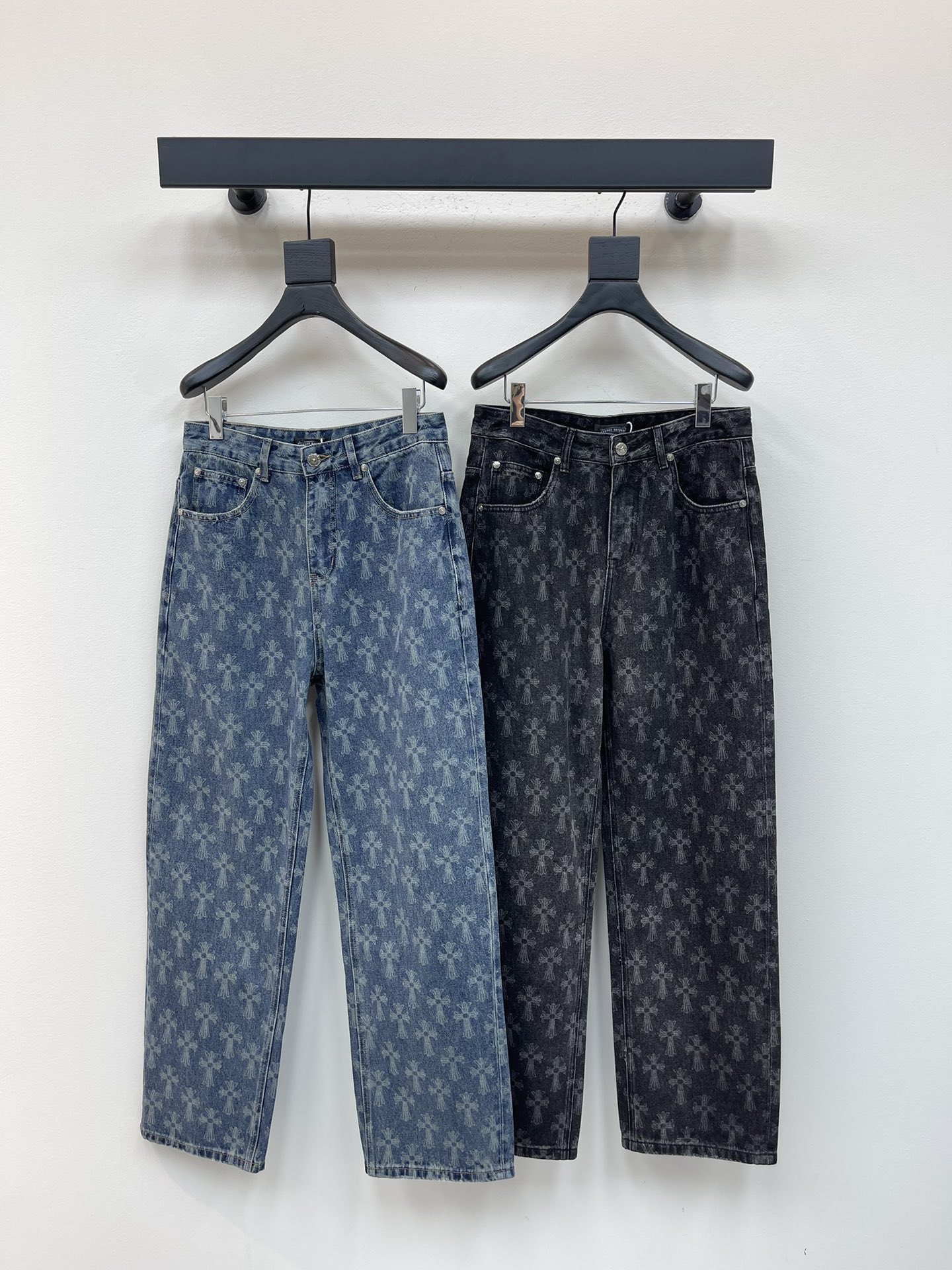 NO:709917,Chrome Heart* Chrome Heart's new cross burnt jeans!  The shape is very flattering to the legs. The timeless and moderate length makes it easy to match casually. It is the basis of various styles and a must-have in your wardrobe!  The fabric is stiff but also makes the upper body soft without losing texture. The washing process is even more perfect. It is a must-have item for everyone!  !  Same style for men and women!  S-XL,,chrome hearts,chrome hearts,jeans,19860909Chrome Heart*克罗心新款十字架烧花牛仔裤！版型十分修饰腿型 永不过时的适中长度,搭配起来轻松随意,各种风格的造型基础,衣橱中的必备款！面料硬挺的同时又做到了上身柔软而不失质感的效果,洗水工艺更是做到了极致,人手必备款！！男女同款！S-XL,,chrome hearts,chrome hearts,jeans,,Women's clothing