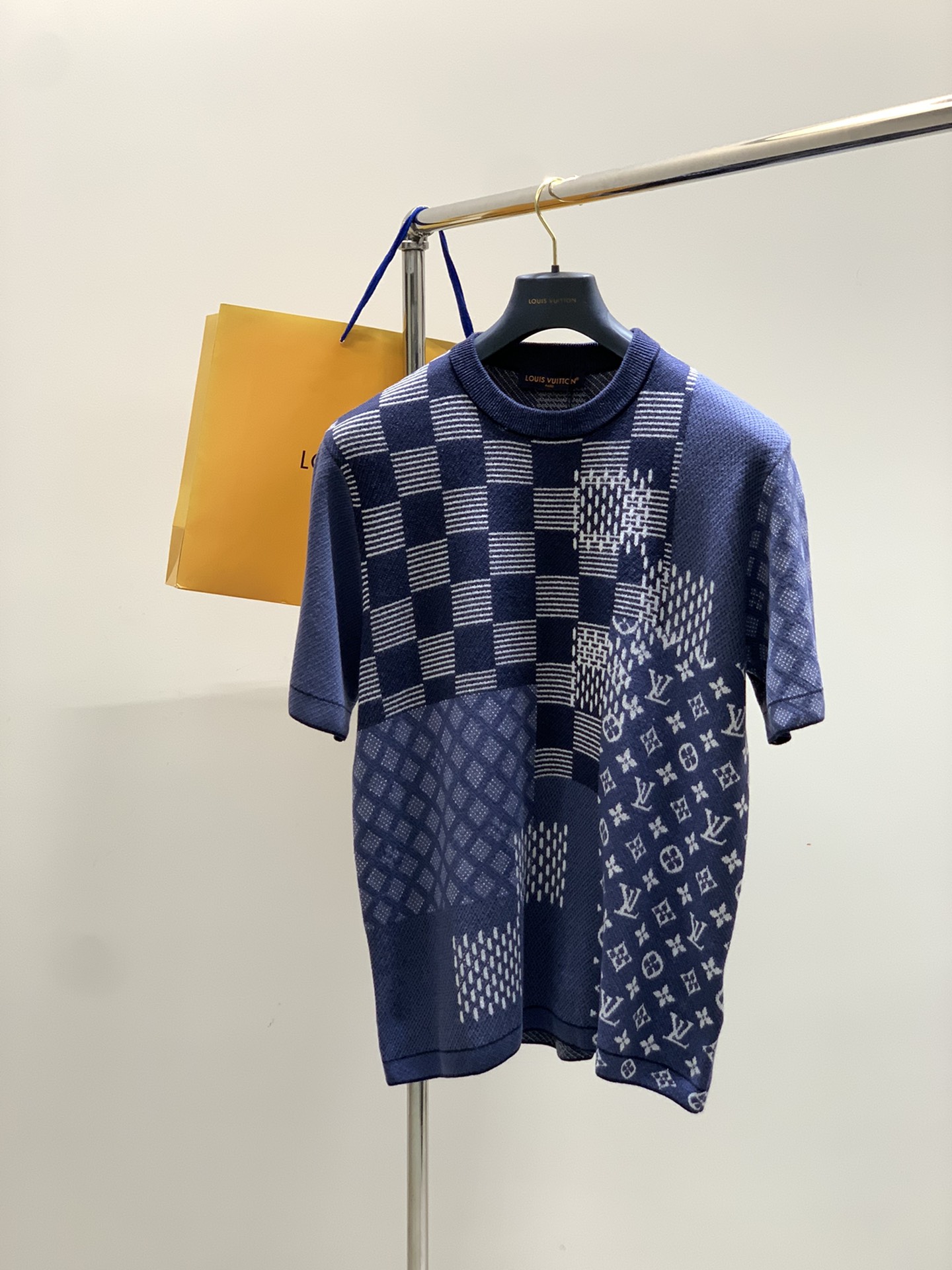 NO:497242,,LouisVuitton, the latest autumn model, available at the counter at the same time, original single product, fashionable and casual round neck knitted short sleeves, very distinctive on the upper body!  Eye-catching and highlighted, imported original fabric, top-grade knitted craft letter pattern decorative logo, simple but not lacking in fashion, classic and atmospheric, comfortable and breathable, handsome and stylish on the upper body, S-XL,, louis vuitton, louis vuitton, T-shirt, alexander wang19860909,LouisVuitton 路易威登,秋季最新款,专柜同步有售,原单狠货,时尚休闲圆领针织短袖,上身很有特点！吸睛而有亮点,进口原版面料,顶级针织工艺字母图案装饰Logo,简单而不失时尚,经典大气,舒适透气,上身帅气有型,码数S-XL,,louis vuitton,louis vuitton,T-shirt,alexander wang,Men's clothing