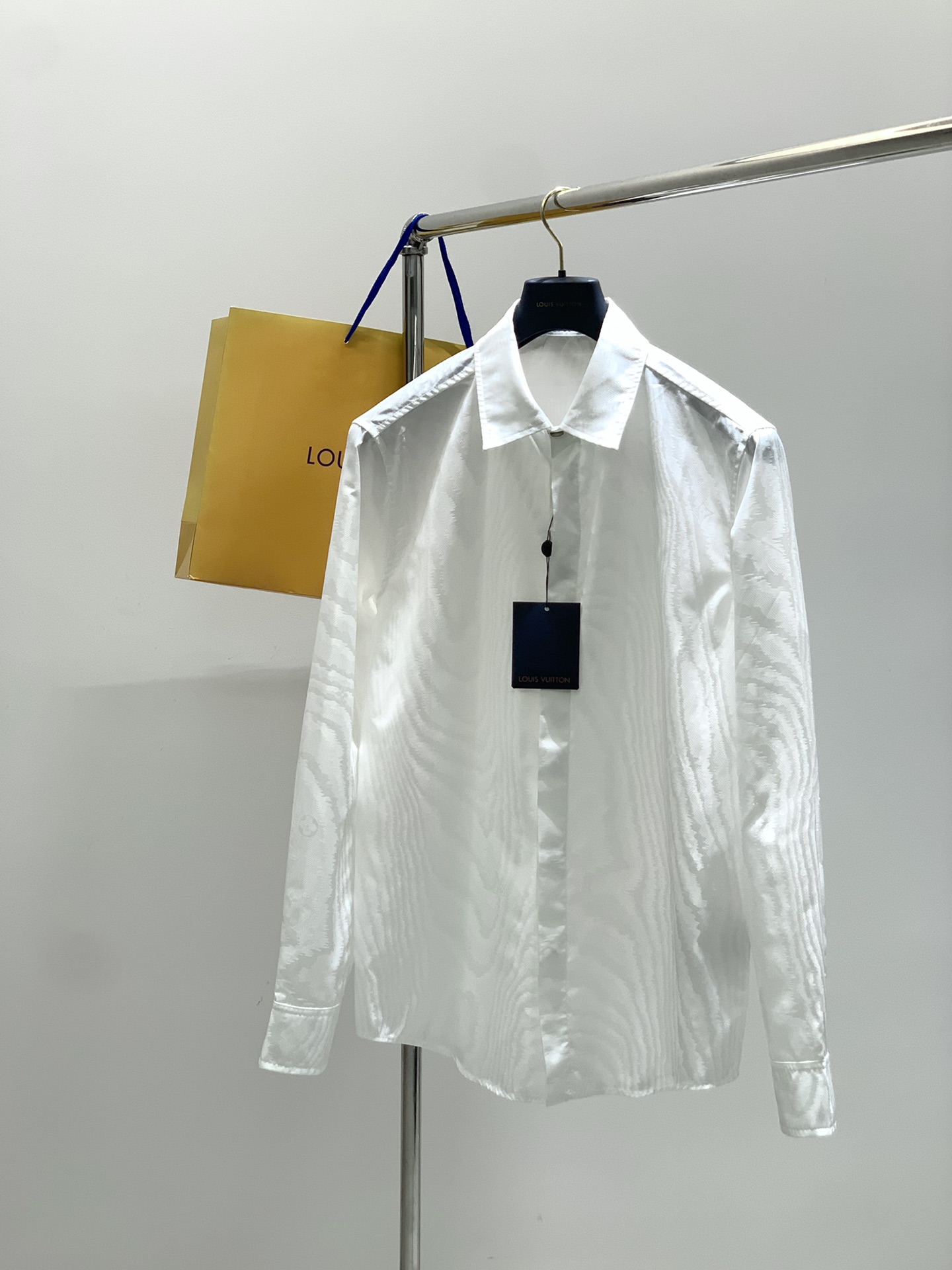 NO:497249,,LouisVuitton, the latest autumn model, available at the counter at the same time, original single product, fashionable and casual long-sleeved shirt, very distinctive on the upper body!  Eye-catching and highlighted, imported original fabric, top-level jacquard craft letter pattern decorative logo, simple but not lacking in fashion, classic and atmospheric, comfortable and breathable, handsome and stylish on the upper body, S-XL,, louis vuitton, louis vuitton,shirts,alexander wang19860909,LouisVuitton 路易威登,秋季最新款,专柜同步有售,原单狠货,时尚休闲长袖衬衫,上身很有特点！吸睛而有亮点,进口原版面料,顶级提花工艺字母图案装饰Logo,简单而不失时尚,经典大气,舒适透气,上身帅气有型,码数S-XL,,louis vuitton,louis vuitton,shirts,alexander wang,Men's clothing