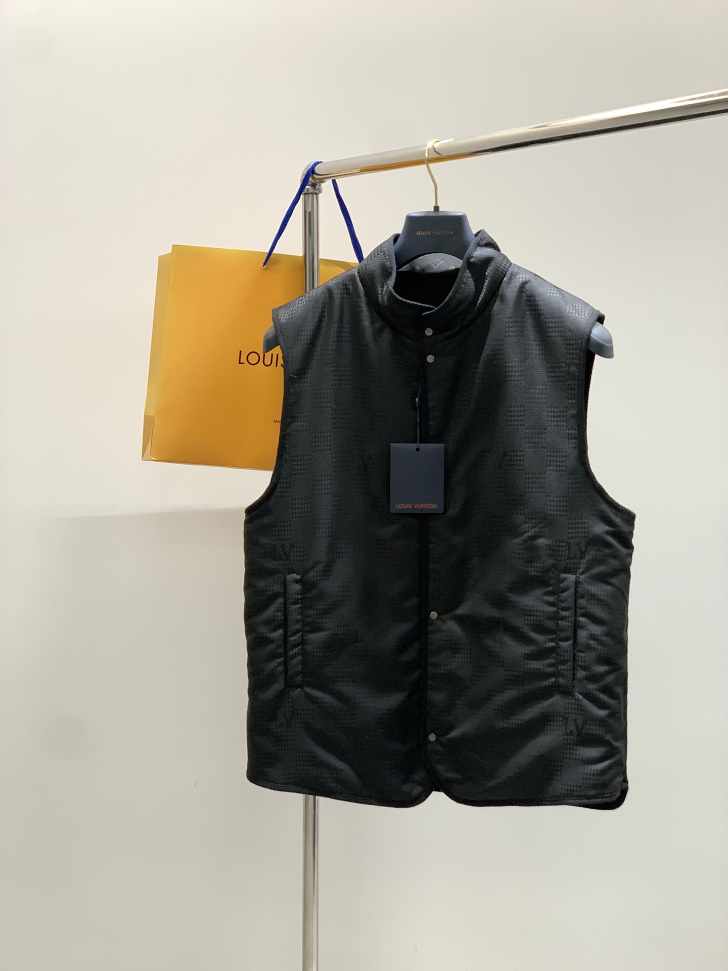 NO:497407,,LouisVuitton, the latest autumn model, available at the counter at the same time, original single product, fashionable and casual vests on both sides, very distinctive on the upper body!  Eye-catching and highlighted, imported original fabric, top-grade jacquard craft letter pattern decoration logo, original hardware and auxiliary decoration, simple but not lacking in fashion, classic and atmospheric, comfortable and breathable, handsome and stylish on the upper body, S-XL Size SMLXL Clothes Length 66687072 Bust 109113121125 Shoulder width 42434445,,louis vuitton,louis vuitton,alexander wang19860909,LouisVuitton 路易威登,秋季最新款,专柜同步有售,原单狠货,时尚休闲两面穿马甲,上身很有特点！吸睛而有亮点,进口原版面料,顶级提花工艺字母图案装饰Logo,原版五金辅料装饰,简单而不失时尚,经典大气,舒适透气,上身帅气有型,码数S-XL 尺码SMLXL 衣长66687072 胸围109113121125 肩宽42434445,,louis vuitton,louis vuitton,alexander wang,Men's clothing