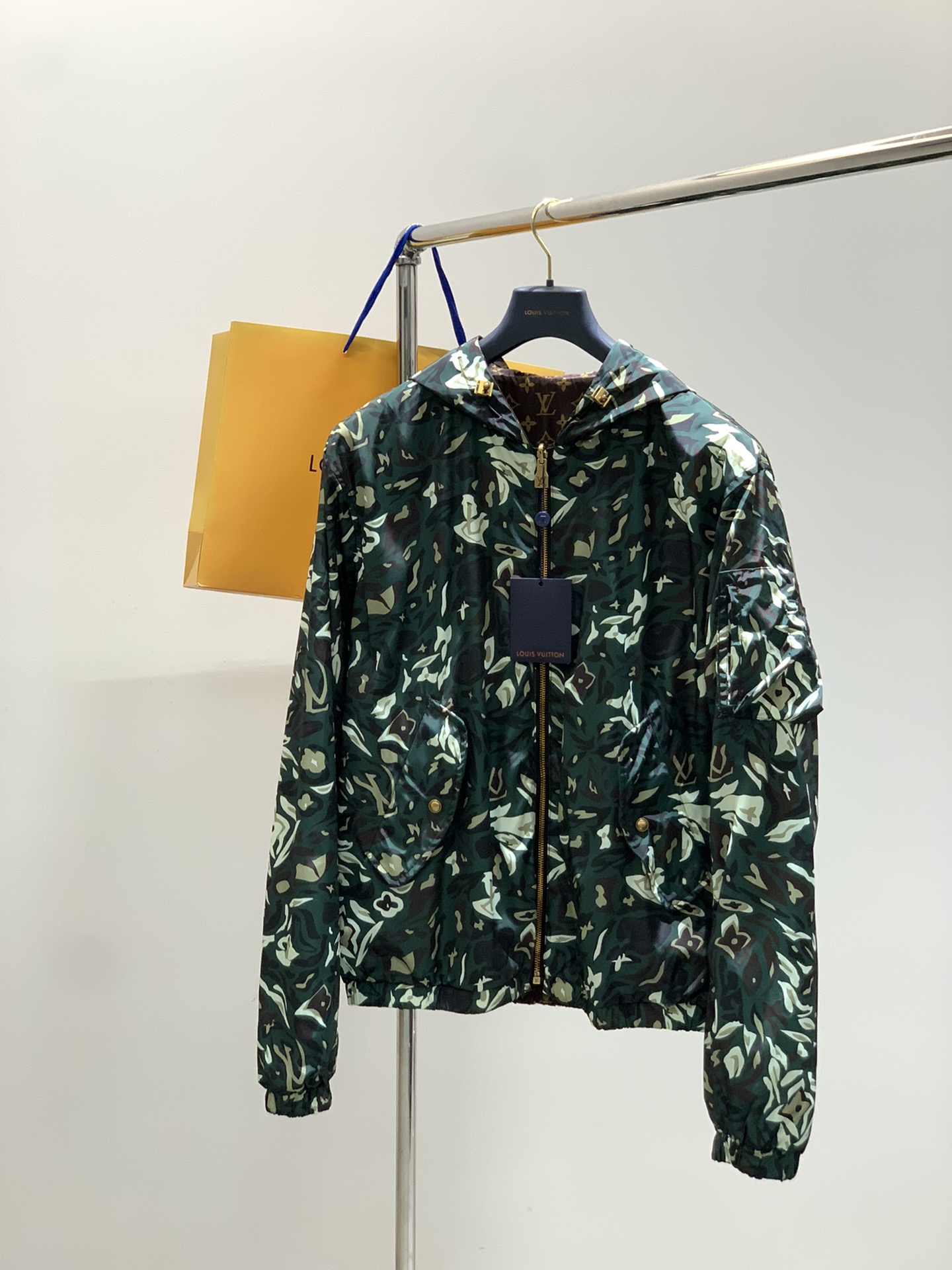 NO:497369,,LouisVuitton, the latest autumn model, available at the counter at the same time, original single product, fashionable and casual hooded jacket on both sides, very distinctive on the upper body!  Eye-catching and highlighted, imported original fabric, top-grade printed craft letter pattern decoration logo, original hardware and accessories decoration, simple but not lacking in fashion, classic and atmospheric, comfortable and breathable, handsome and stylish on the upper body, S-XL size SMLXL length.6667.56970.5 Bust 124128132136 Shoulder width 5253.55556.5 Hem 889296100,,louis vuitton,louis vuitton,jackets & coats,hats,alexander wang19860909,LouisVuitton 路易威登,秋季最新款,专柜同步有售,原单狠货,时尚休闲两面穿连帽外套,上身很有特点！吸睛而有亮点,进口原版面料,顶级印花工艺字母图案装饰Logo,原版五金辅料装饰,简单而不失时尚,经典大气,舒适透气,上身帅气有型,码数S-XL 尺码 SMLXL 衣长.6667.56970.5 胸围124128132136 肩宽5253.55556.5 下摆889296100,,louis vuitton,louis vuitton,jackets & coats,hats,alexander wang,Men's clothing