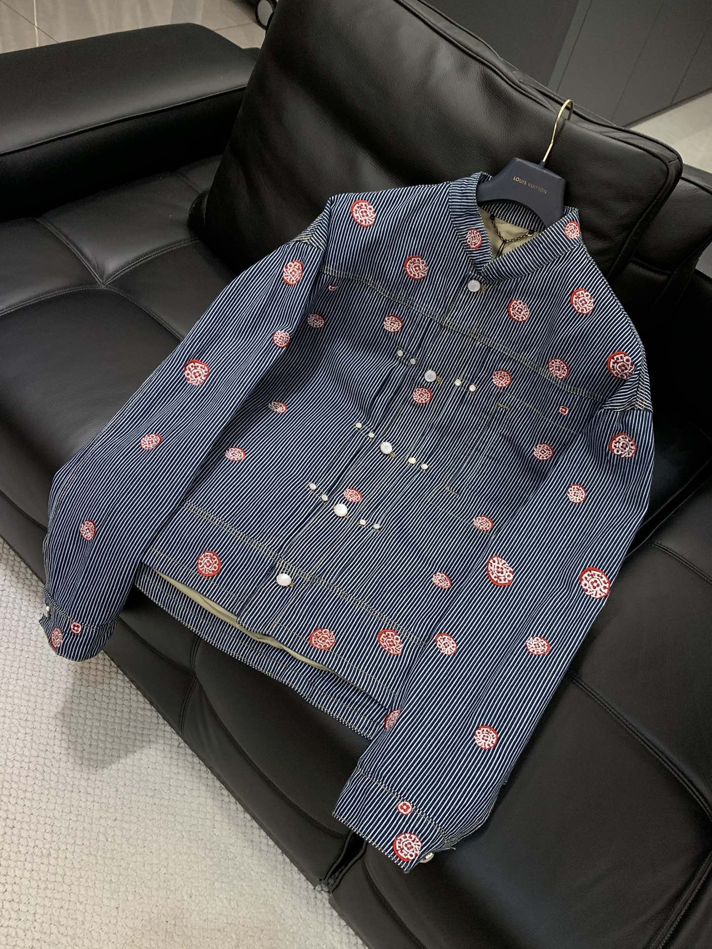 “Spring 2025 Fashion: Louis Vuitton Cowboy Suits with Special Features in Various Sizes” - 图片 3