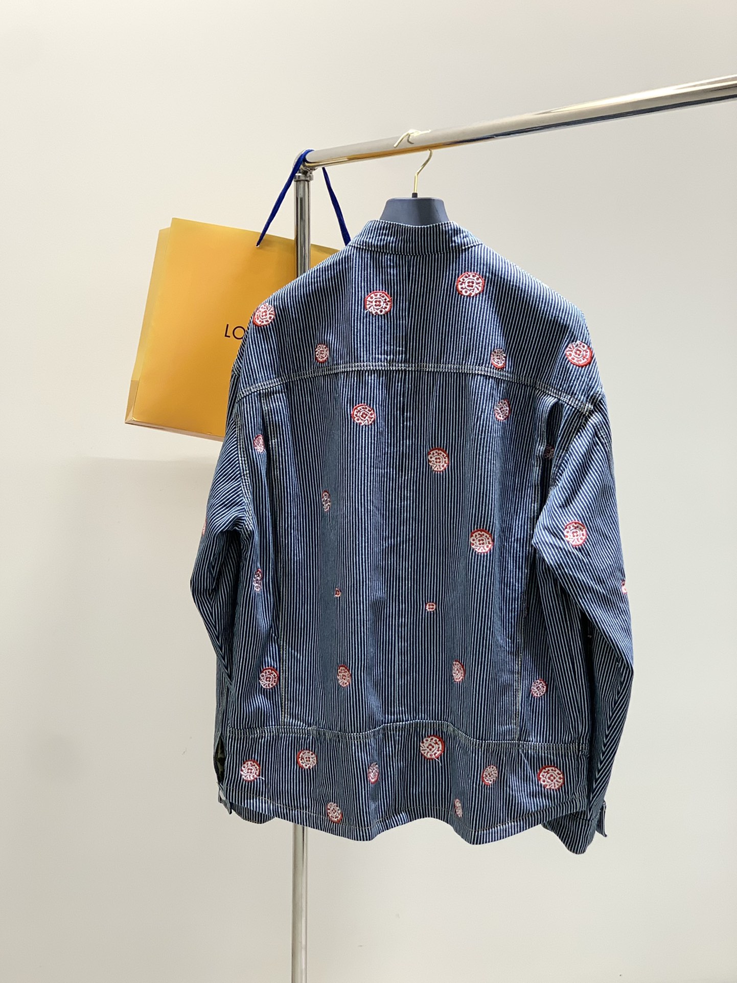 “Spring 2025 Fashion: Louis Vuitton Cowboy Suits with Special Features in Various Sizes” - 图片 2