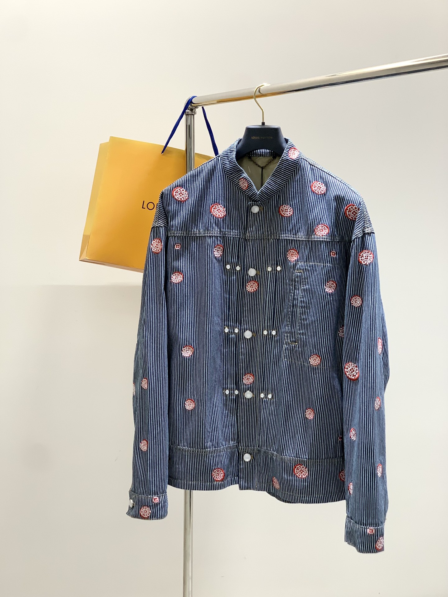 “Spring 2025 Fashion: Louis Vuitton Cowboy Suits with Special Features in Various Sizes” - 图片 1
