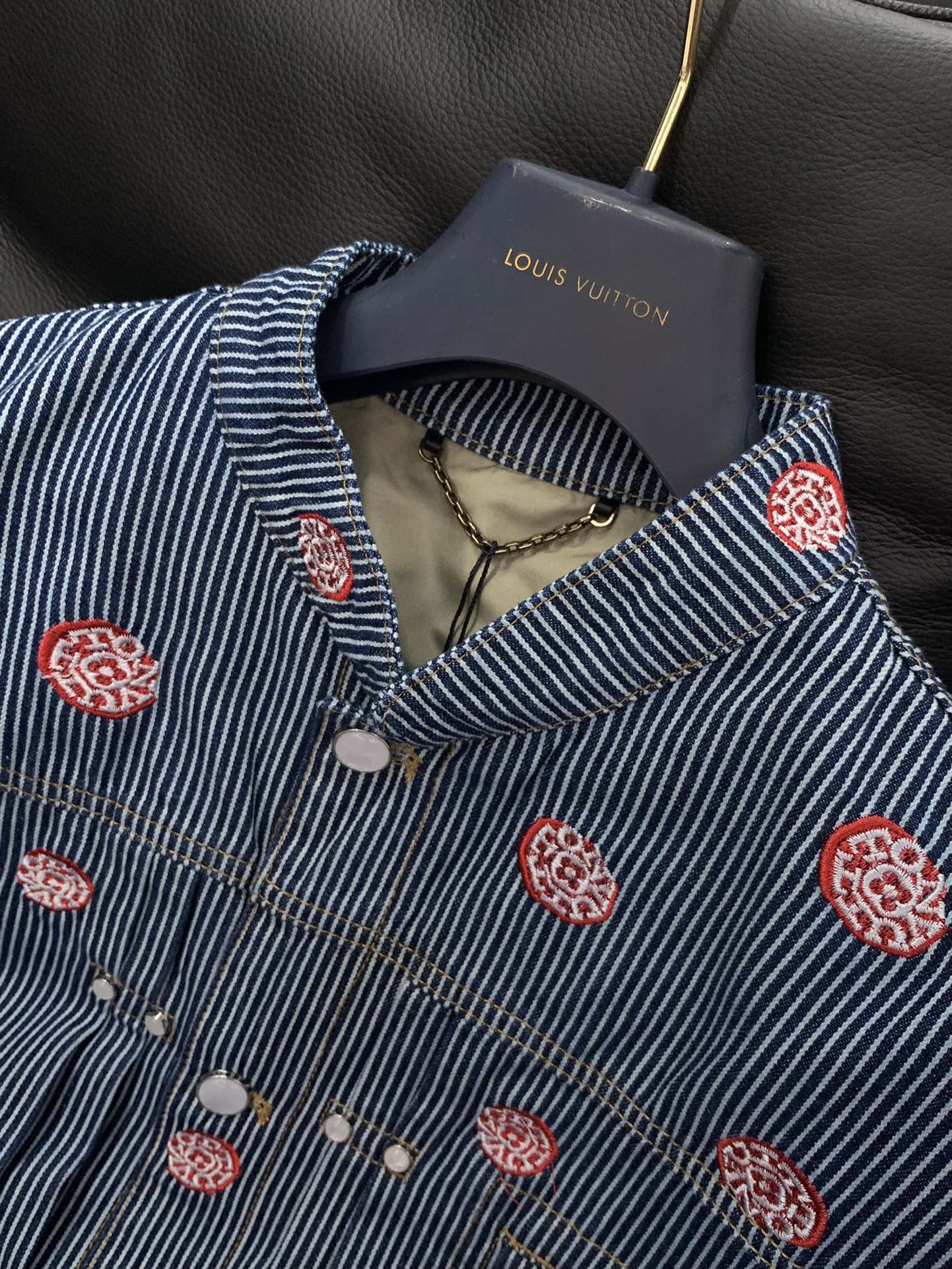 “Spring 2025 Fashion: Louis Vuitton Cowboy Suits with Special Features in Various Sizes” - 图片 4