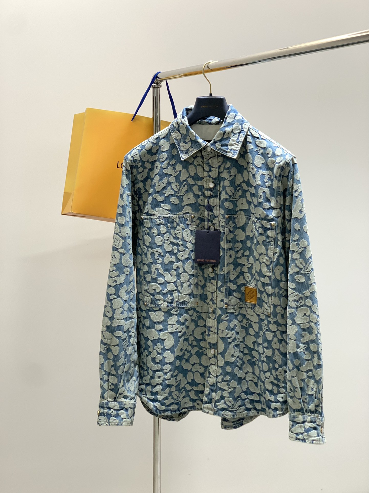 NO:497386,Clothes, pants, Louis Vuitton, the latest spring style, available at the counter at the same time, original orders, fashionable and casual denim suits, very distinctive on the upper body!  Eye-catching and highlighted, imported original fabric, top-grade jacquard craft letter pattern decoration logo, original hardware and auxiliary materials decoration, simple but not lacking in fashion, classic and atmospheric, comfortable and breathable, handsome and stylish on the upper body, S-XL Size SMLXL Clothes length 82838485 Bust 60646872 Shoulder width 48495051 * Warm reminder: Sizes are for reference only, manual measurements have 1-3cm error SML XL Pants length 110111112113 Waist circumference 84889296 Sitting circumference 106110114118,,louis vuitton,louis vuitton,alexander wang19860909衣服,裤子,LouisVuitton 路易威登,春季最新款,专柜同步有售,原单狠货,时尚休闲牛仔套装,上身很有特点！吸睛而有亮点,进口原版面料,顶级提花工艺字母图案装饰Logo,原版五金辅料装饰,简单而不失时尚,经典大气,舒适透气,上身帅气有型,码数S-XL 尺码SMLXL 衣长82838485 胸围60646872 肩宽48495051 *温馨提示:尺码仅供参考,手工测量存在1-3cm误差 SML XL 裤长110111112113 腰围84889296 坐围106110114118,,louis vuitton,louis vuitton,alexander wang,Men's clothing