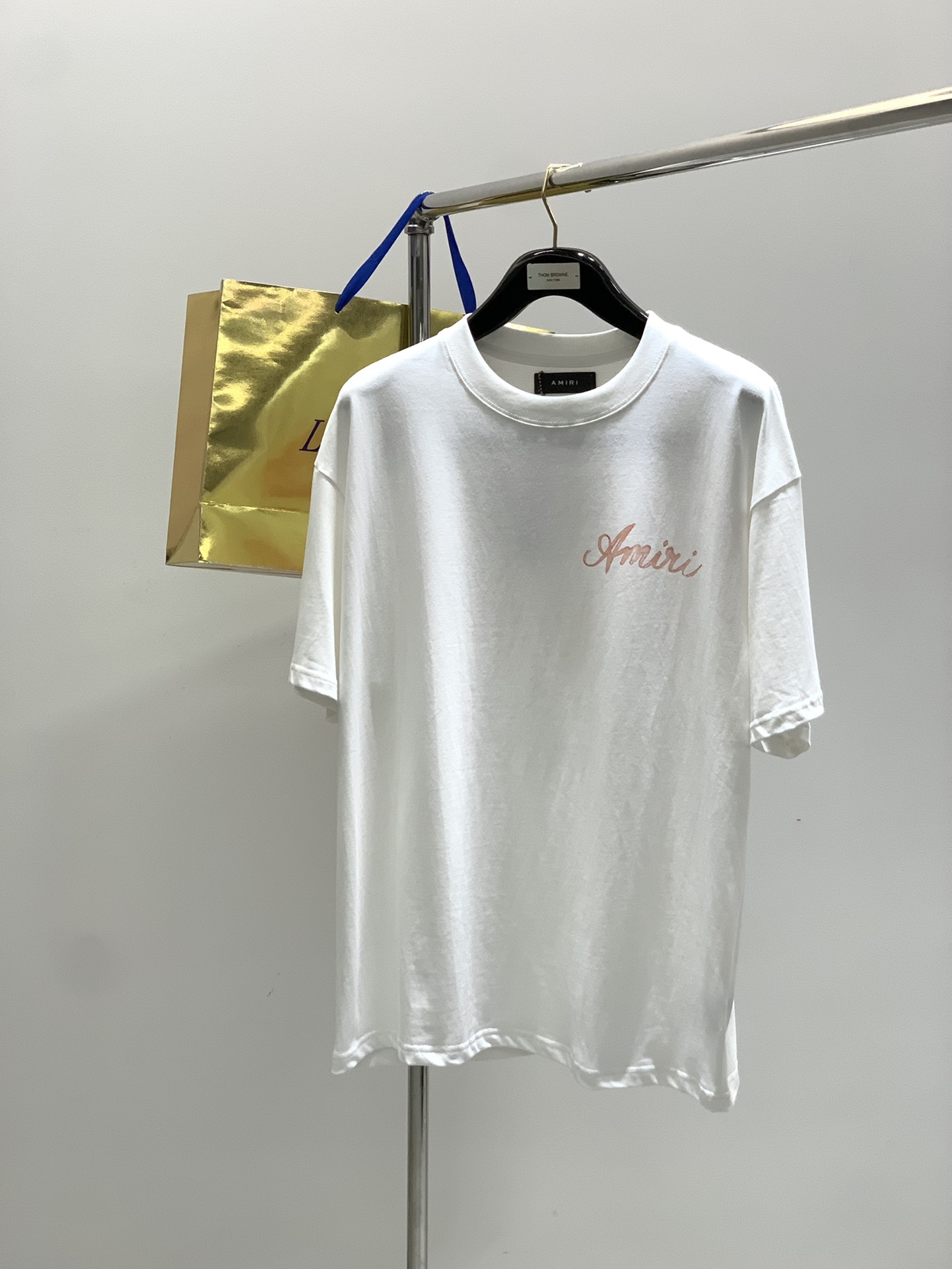 NO:497435,,Amiri Emir, the latest summer products, special counters are available at the same time, original singles, casual and fashionable round neck short-sleeved T-shirt, imported original fabric, top-grade printed craft letter pattern logo, comfortable and breathable upper body, extremely high grade, comfortable and versatile, top body handsome, 2 colors recommended, S-XL, amiri, T-shirt, tees, t-shirt, alexander wang19860909,Amiri 埃米尔,夏季最新品,专柜同步有售,原单狠货,休闲时尚圆领短袖T恤,进口原版面料,顶级印花工艺字母图案logo,上身舒适透气,档次极高,舒适百搭,上身帅气十足,2色推荐,码数S-XL,,amiri,T-shirt,tees，t-shirt,alexander wang,Men's clothing