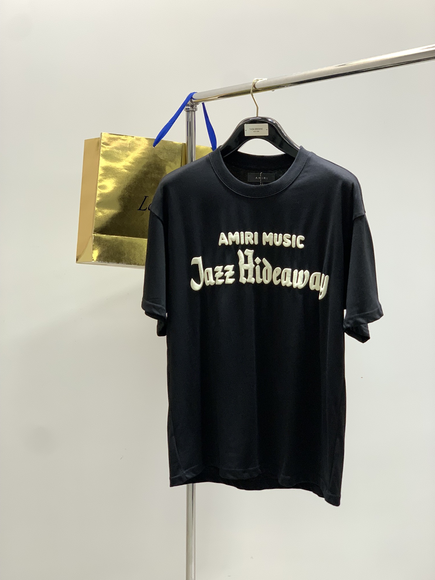 NO:497368,,Amiri Emir, the latest summer products, special counters are available at the same time, original singles, casual and fashionable round neck short-sleeved T-shirt, imported original fabric, top-grade printed craft letter pattern logo, comfortable and breathable upper body, extremely high grade, comfortable and versatile, top body handsome, 2 colors recommended, S-XL, amiri, T-shirt, tees, t-shirt, alexander wang19860909,Amiri 埃米尔,夏季最新品,专柜同步有售,原单狠货,休闲时尚圆领短袖T恤,进口原版面料,顶级印花工艺字母图案logo,上身舒适透气,档次极高,舒适百搭,上身帅气十足,2色推荐,码数S-XL,,amiri,T-shirt,tees，t-shirt,alexander wang,Men's clothing