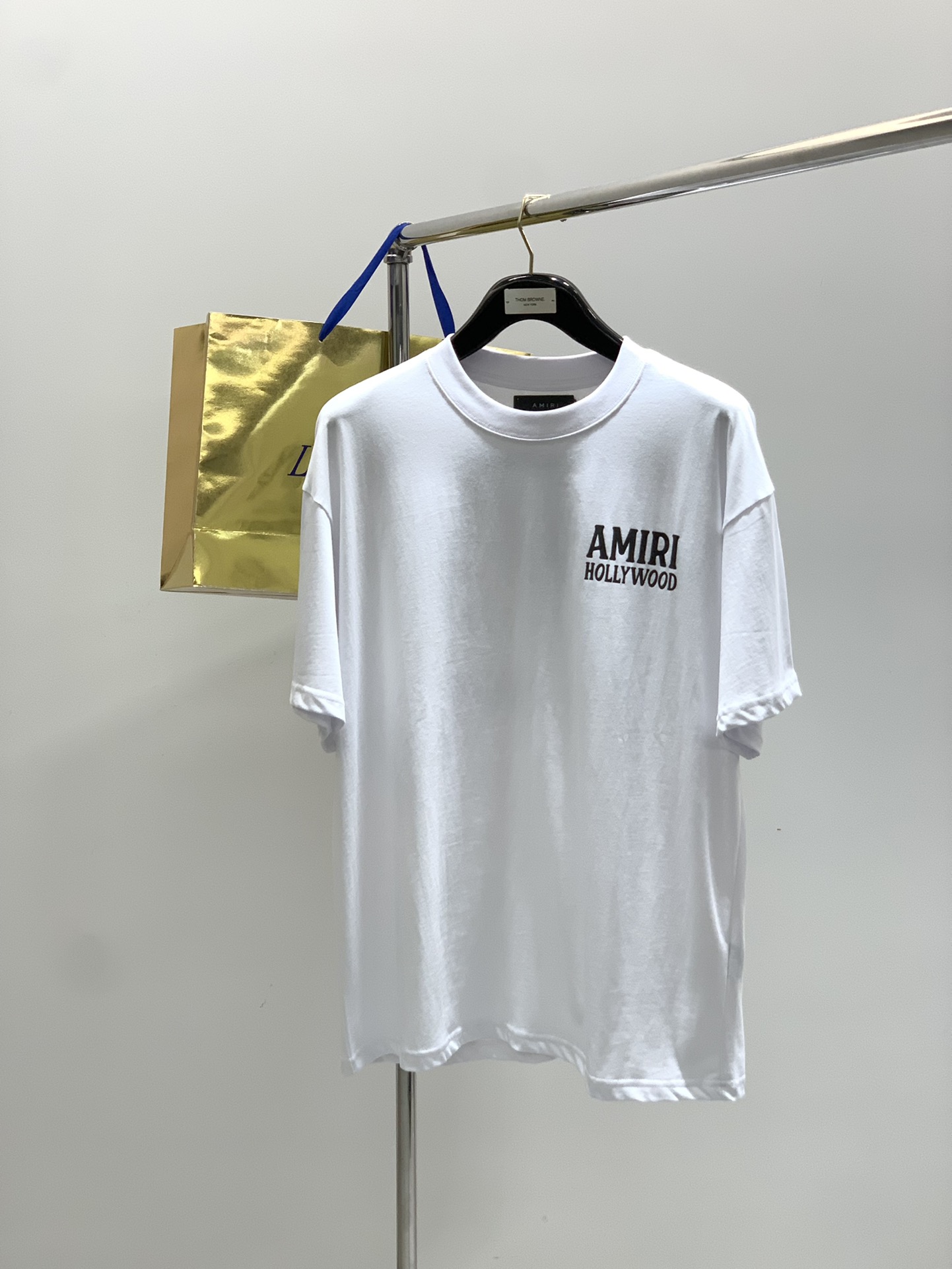 NO:497263,,Amiri Emir, the latest summer products, special counters are available at the same time, original singles, casual and fashionable round neck short-sleeved T-shirt, imported original fabric, top-grade printed craft letter pattern logo, comfortable and breathable upper body, extremely high grade, comfortable and versatile, top body handsome, 2 colors recommended, S-XL, amiri, T-shirt, tees, t-shirt, alexander wang19860909,Amiri 埃米尔,夏季最新品,专柜同步有售,原单狠货,休闲时尚圆领短袖T恤,进口原版面料,顶级印花工艺字母图案logo,上身舒适透气,档次极高,舒适百搭,上身帅气十足,2色推荐,码数S-XL,,amiri,T-shirt,tees，t-shirt,alexander wang,Men's clothing