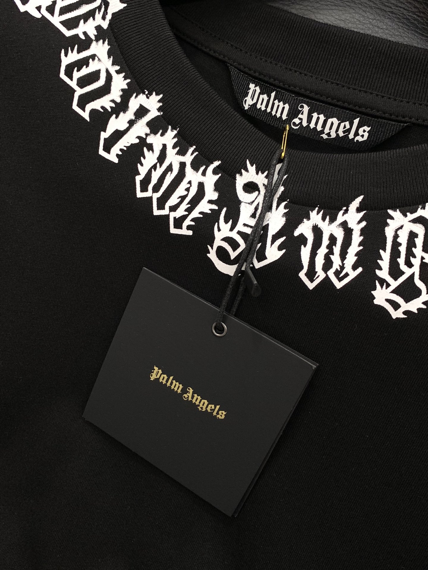 “Palm Angels Summer 2025: Synchronized Cabinets with Fashionable One-Size-Fits-All T-Shirts” - 图片 6