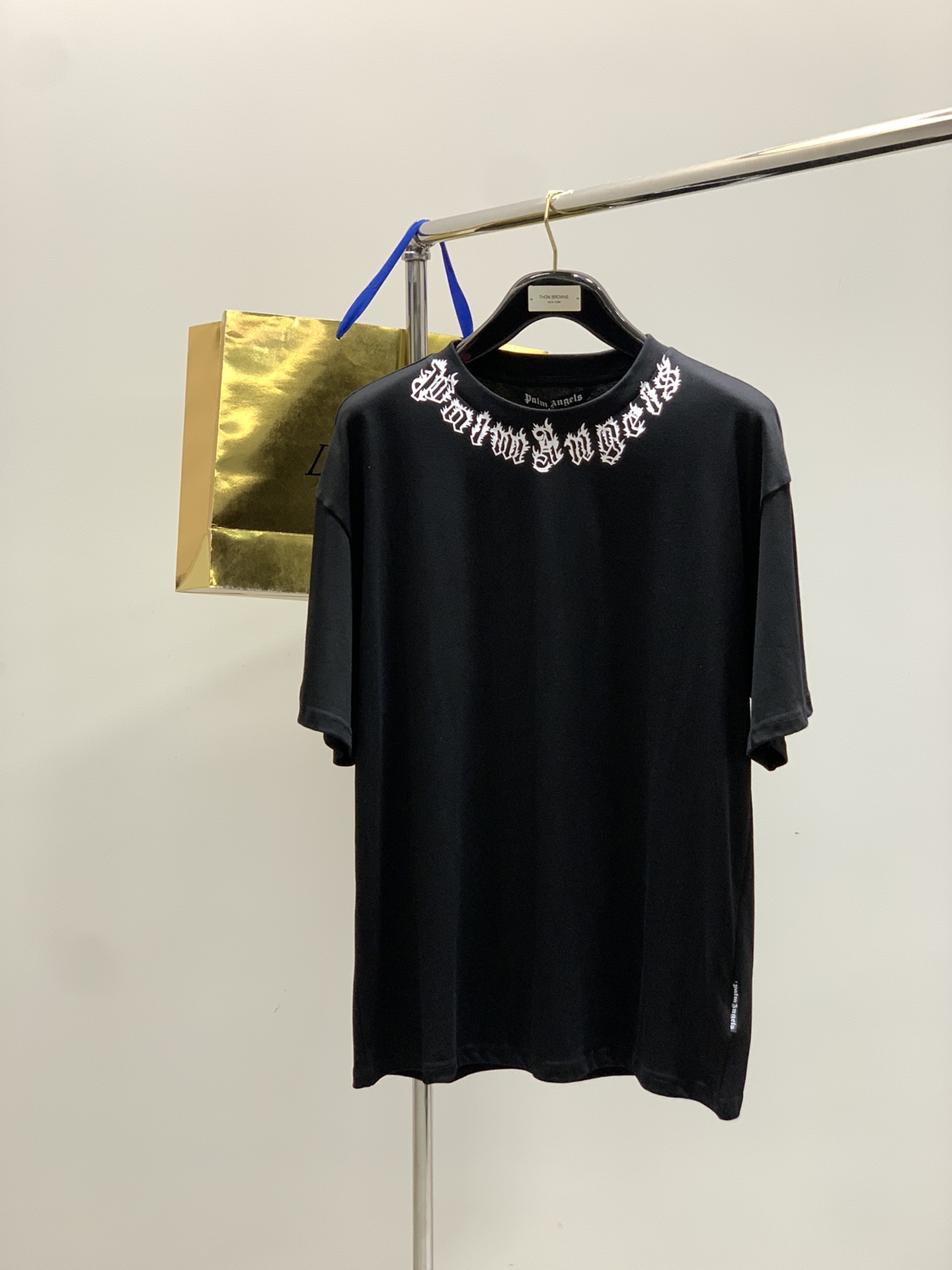 “Palm Angels Summer 2025: Synchronized Cabinets with Fashionable One-Size-Fits-All T-Shirts”
