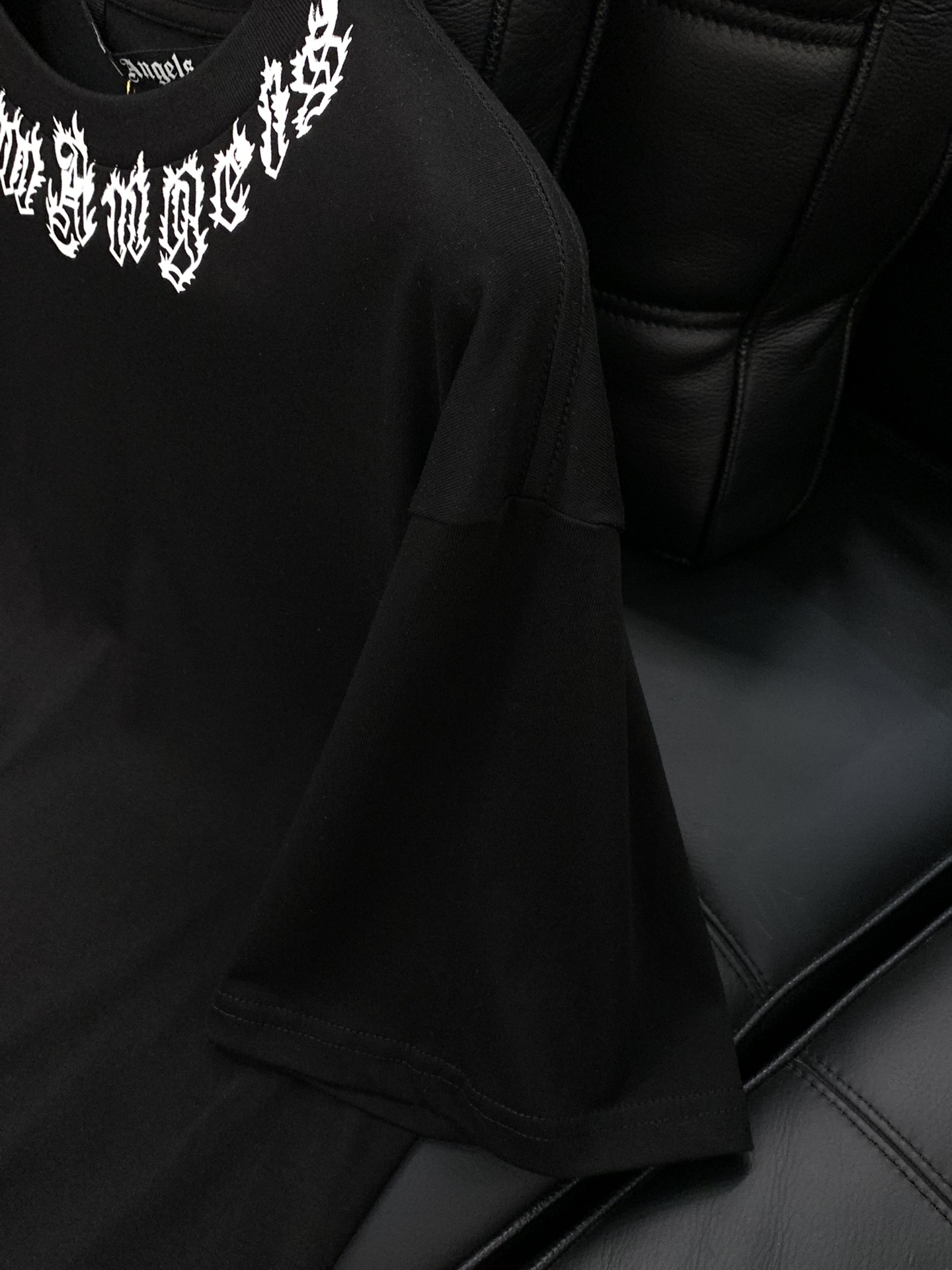 “Palm Angels Summer 2025: Synchronized Cabinets with Fashionable One-Size-Fits-All T-Shirts” - 图片 5
