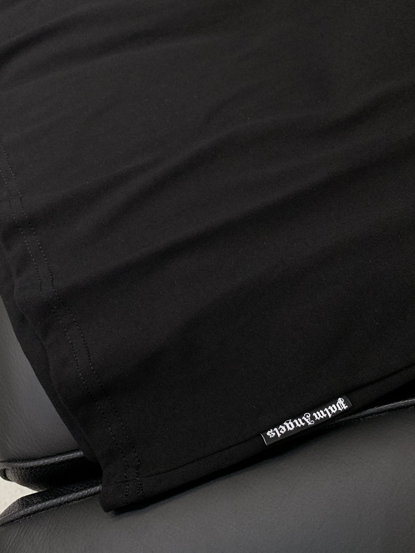 “Palm Angels Summer 2025: Synchronized Cabinets with Fashionable One-Size-Fits-All T-Shirts” - 图片 7