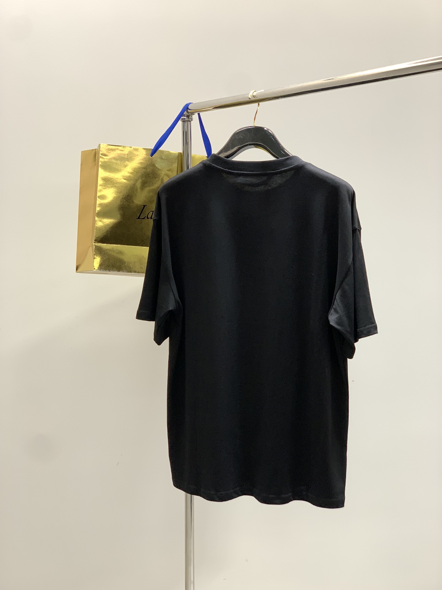 “Palm Angels Summer 2025: Synchronized Cabinets with Fashionable One-Size-Fits-All T-Shirts” - 图片 2