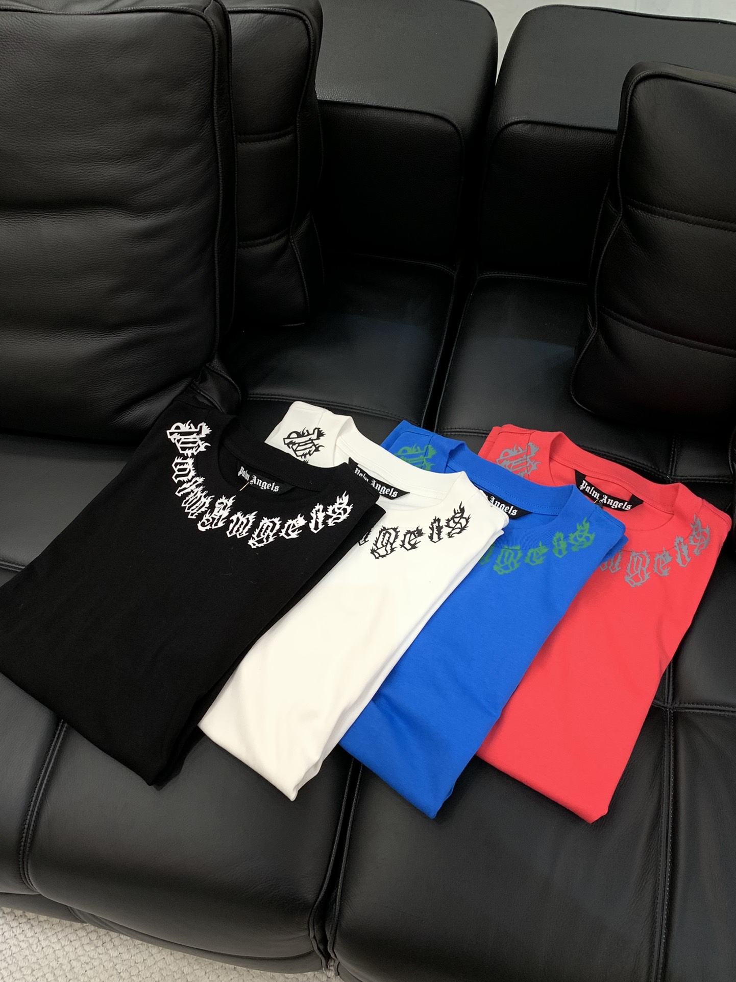 “Palm Angels Summer 2025: Synchronized Cabinets with Fashionable One-Size-Fits-All T-Shirts” - 图片 8