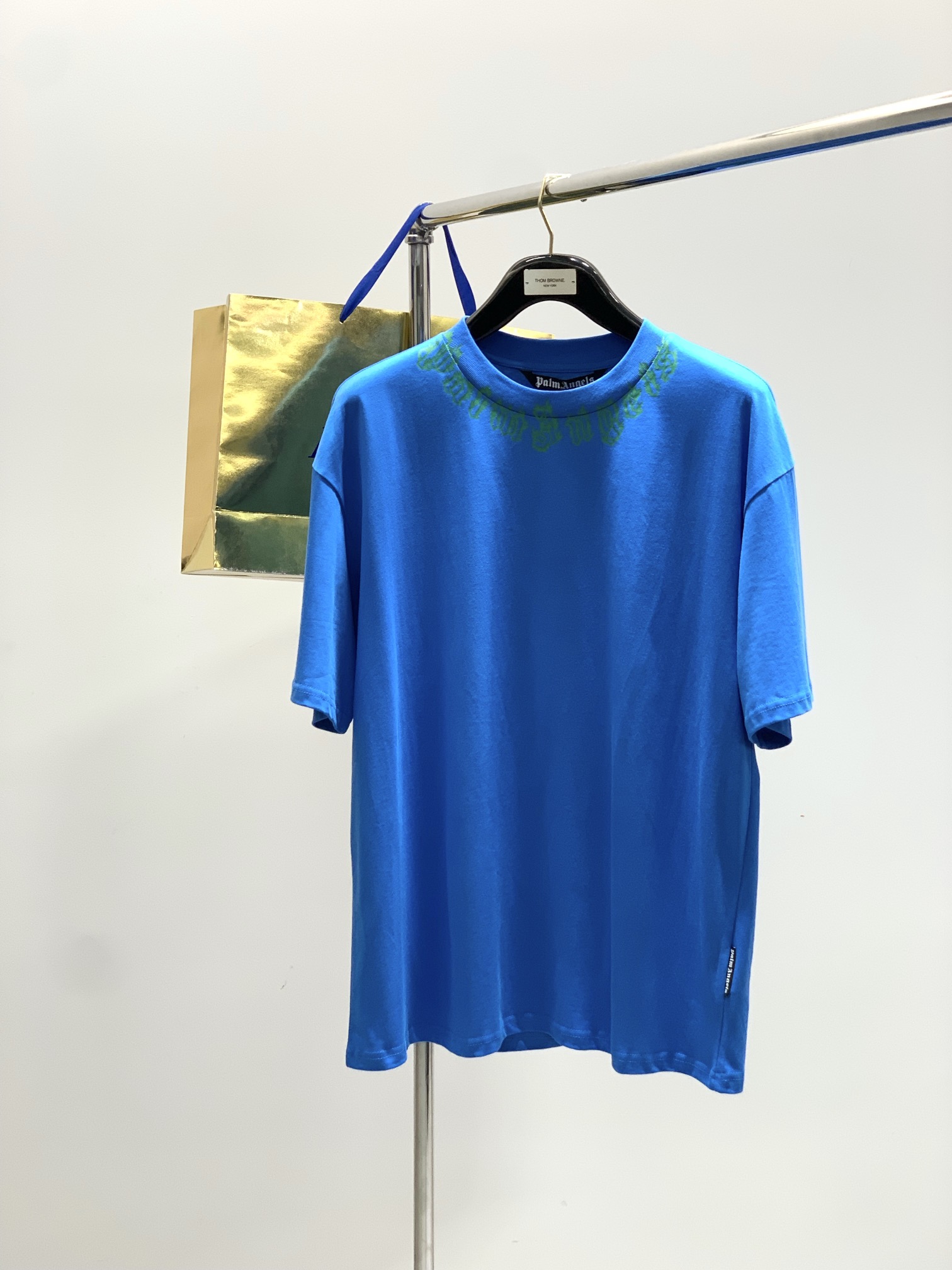 “Summer 2025 Fashion: Palm Angels Synchronized Cabinets for One-Size-Fits-All T-Shirts in S-XL Sizes”