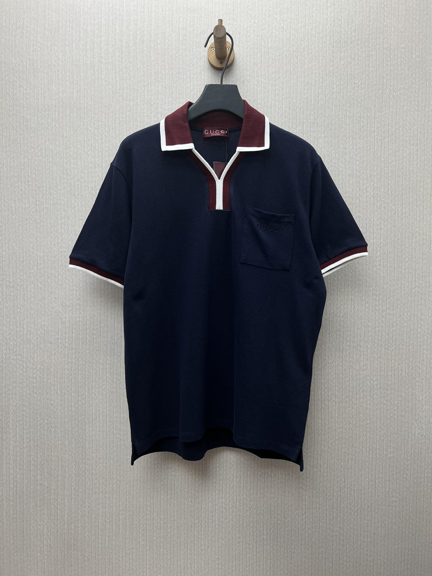 Camiseta de cuello redondo de la nueva colección 25ss de G. Confeccionada en algodón piqué, adornada con el logotipo de…
