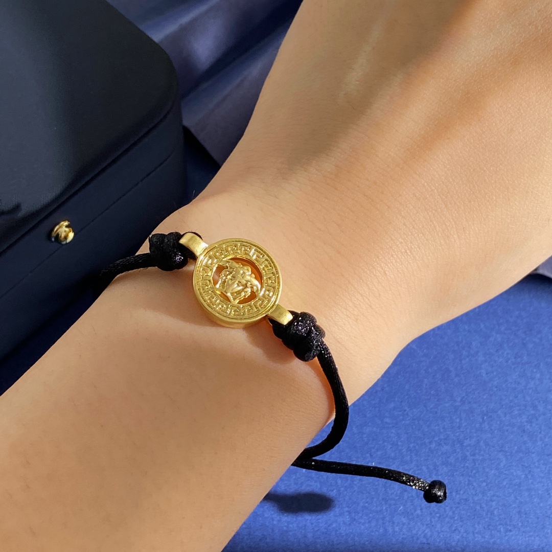 Versace Metallic Medusa Head Bracelet: Retrospective Design, Adjustable Brass Material, Lightweight. - 图片 8