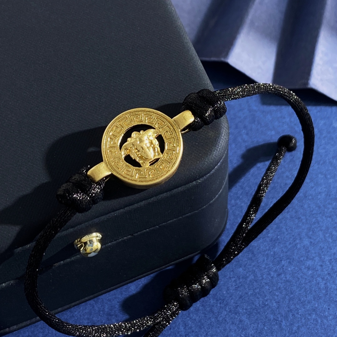 Versace Metallic Medusa Head Bracelet: Retrospective Design, Adjustable Brass Material, Lightweight. - 图片 9