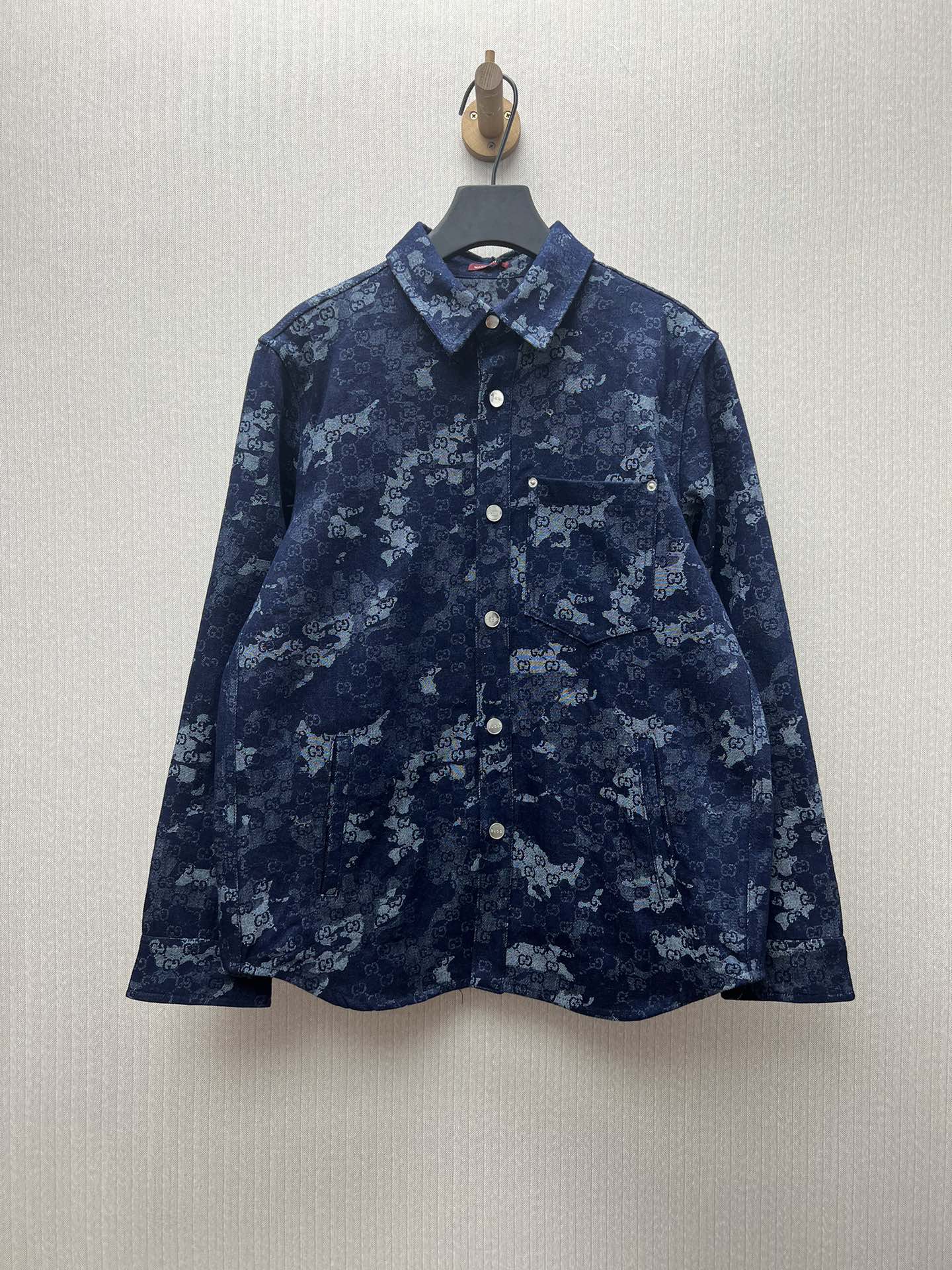 Camisa de la nueva colección 25ss de G. Confeccionada en tejido jacquard de denim con efecto mármol GG en azul marino y…