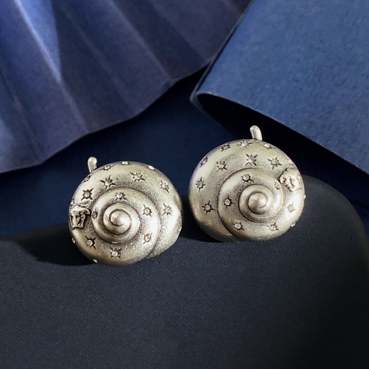 Versace-designed Snail Field Earring with Brass and Silver, 23g, 2cm Size - 图片 4