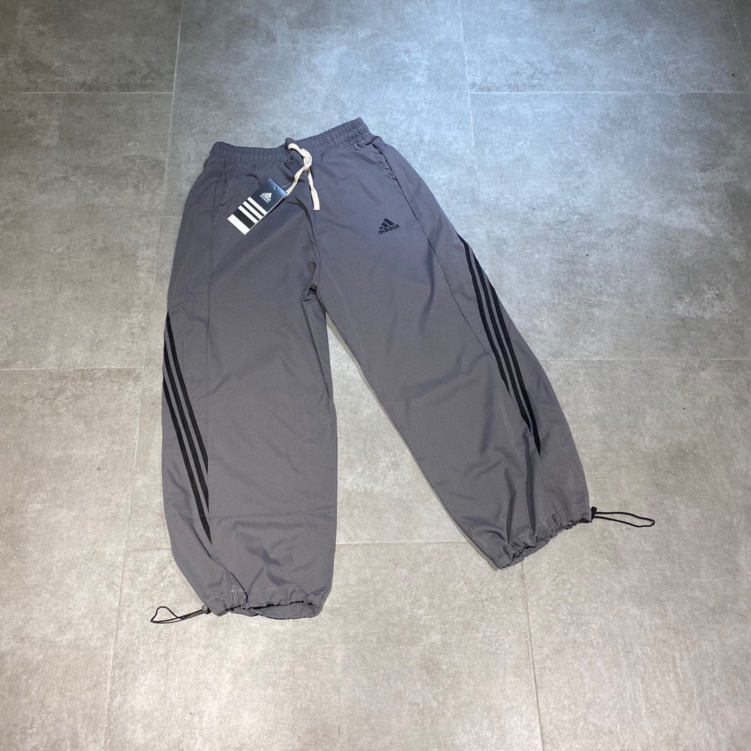 💰70
Adidas阿迪达斯 碳灰色三条杠九分裤抽绳运动裤情侣款
Color: 碳灰色  Size: M-XL
M 腰围80 臀围114 裤长88 (cm）
L 腰围84 臀围118 裤长89 (cm）
XL 腰围88 臀围122 裤长90 (cm）