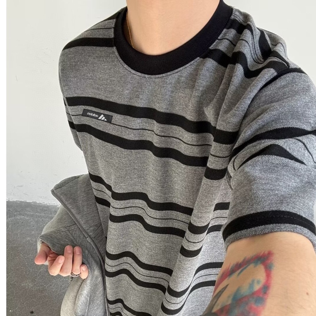 💰80
Adidas阿迪达斯 高品质绣标高密订织双纱提花条纹T恤短袖情侣款
Color: 条纹  Size: M-XL
M 肩宽57 胸围116 衣长70 (cm）
L 肩宽58 胸围120 衣长71 (cm）
XL 肩宽59 胸围124 衣长72 (cm)