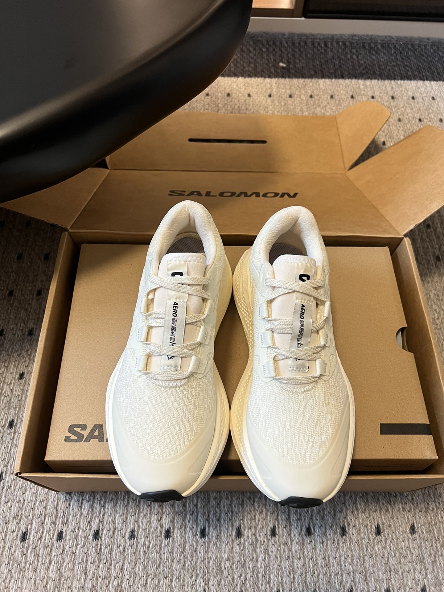 NO:494480,Top quality Salomo*25SS new Aero Glide3 Grvl running shoes Salomon's products are known for their excellent quality and unique design, focusing on the functionality and durability of the product, while taking into account the fashion sense. Soft + light colors are suitable for spring running, and the upgraded bottom surface is more widely used to adapt to the road conditions. For example, if you suddenly want to climb mountains and cross-country and go directly on the OK, of course, there are fewer restrictions on road running. The thickness is moderate and the support is very stable. The half-sock cover design is very well wrapped and fits the shape of the feet. The heel is well fixed, which can bring more security. The mesh from the back to the front side is a transitional thick to thin. Going out for a trip with family and friends is a good choice! I remember to run two steps, and you can also be on the grass, so you won’t be tired even if you have a long time. Upper GRVL version woven, inner 4mm Ortholite molded insole, outsole 4mm contaGRIP technology sole, SIZE women’s size 35-40 (40 customization) Men’s size 40-45 (45 customization), casual shoes/sports shoes, sneakers19860909顶级品质 Salomo*25SS新款Aero Glide3 Grvl跑鞋 Salomon 的产品以卓越的品质和独特的设计著称,注重产品的功能性和耐用性,同时兼顾时尚感. 软＋轻颜色适合春天跑后,升级底面适应的路况更广泛,比如突然想爬山越野直接上OK的,当然对路跑来说限制就变得更少了,厚度适中支撑很稳定,半袜套设计包裹感很好,贴合脚的形状.后脚跟被很好的固定佳,就能带来更多安全感.后侧到前侧网面是过渡式的厚到薄.和家人朋友一起出门踏青就是很好的选择！想起来跑两步,也可以在草地上,时间长也不会累脚. 鞋面GRVL版本编织 内里4mmOrtholite模压鞋垫 大底4mmcontaGRIP科技大底 SIZE女码35-40（40定制） 男码40-45（45定制）,休闲鞋/运动鞋,sneakers,Women's Shoes