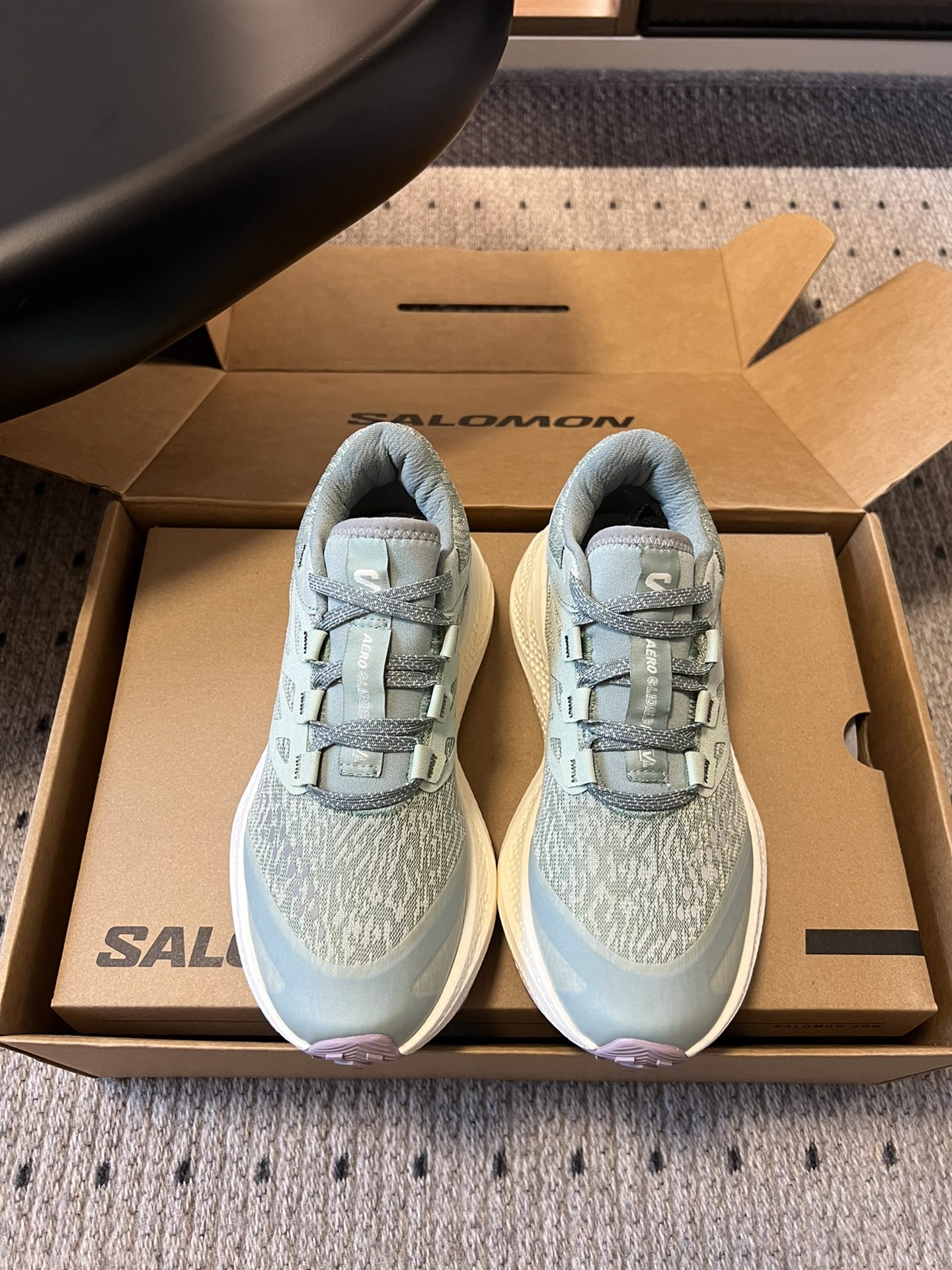 NO:494494,Top quality Salomo*25SS new Aero Glide3 Grvl running shoes Salomon's products are known for their excellent quality and unique design, focusing on the functionality and durability of the product, while taking into account the fashion sense. Soft + light colors are suitable for spring running, and the upgraded bottom surface is more widely used to adapt to the road conditions. For example, if you suddenly want to climb mountains and cross-country and go directly on the OK, of course, there are fewer restrictions on road running. The thickness is moderate and the support is very stable. The half-sock cover design is very well wrapped and fits the shape of the feet. The heel is well fixed, which can bring more security. The mesh from the back to the front side is a transitional thick to thin. Going out for a trip with family and friends is a good choice! I remember to run two steps, and you can also be on the grass, so you won’t be tired even if you have a long time. Upper GRVL version woven, inner 4mm Ortholite molded insole, outsole 4mm contaGRIP technology sole, SIZE women’s size 35-40 (40 customization) Men’s size 40-45 (45 customization), casual shoes/sports shoes, sneakers19860909顶级品质 Salomo*25SS新款Aero Glide3 Grvl跑鞋 Salomon 的产品以卓越的品质和独特的设计著称,注重产品的功能性和耐用性,同时兼顾时尚感. 软＋轻颜色适合春天跑后,升级底面适应的路况更广泛,比如突然想爬山越野直接上OK的,当然对路跑来说限制就变得更少了,厚度适中支撑很稳定,半袜套设计包裹感很好,贴合脚的形状.后脚跟被很好的固定佳,就能带来更多安全感.后侧到前侧网面是过渡式的厚到薄.和家人朋友一起出门踏青就是很好的选择！想起来跑两步,也可以在草地上,时间长也不会累脚. 鞋面GRVL版本编织 内里4mmOrtholite模压鞋垫 大底4mmcontaGRIP科技大底 SIZE女码35-40（40定制） 男码40-45（45定制）,休闲鞋/运动鞋,sneakers,Women's Shoes