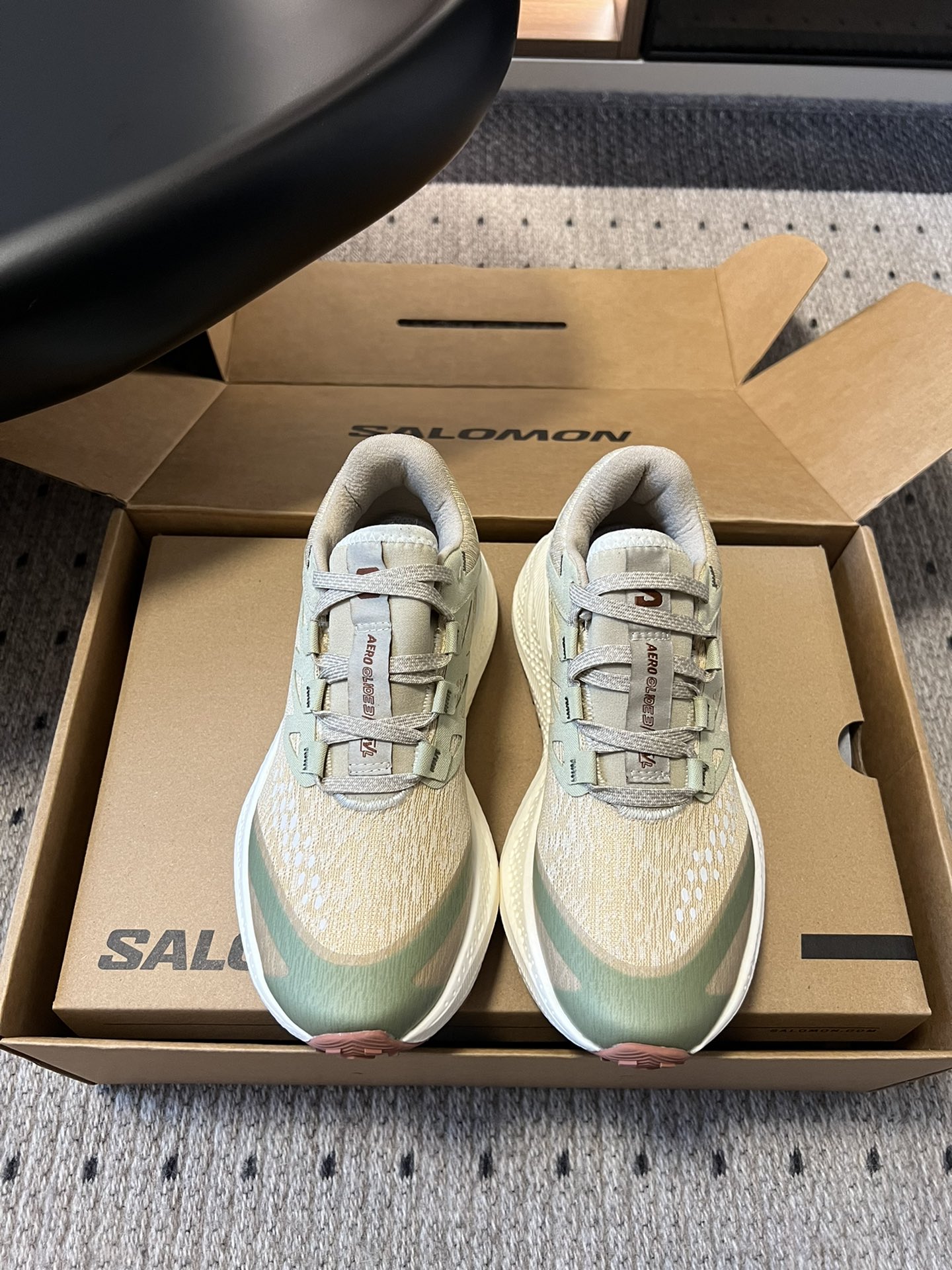 NO:494500,Top quality Salomo*25SS new Aero Glide3 Grvl running shoes Salomon's products are known for their excellent quality and unique design, focusing on the functionality and durability of the product, while taking into account the fashion sense. Soft + light colors are suitable for spring running, and the upgraded bottom surface is more widely used to adapt to the road conditions. For example, if you suddenly want to climb mountains and cross-country and go directly on the OK, of course, there are fewer restrictions on road running. The thickness is moderate and the support is very stable. The half-sock cover design is very well wrapped and fits the shape of the feet. The heel is well fixed, which can bring more security. The mesh from the back to the front side is a transitional thick to thin. Going out for a trip with family and friends is a good choice! I remember to run two steps, and you can also be on the grass, so you won’t be tired even if you have a long time. Upper GRVL version woven, inner 4mm Ortholite molded insole, outsole 4mm contaGRIP technology sole, SIZE women’s size 35-40 (40 customization) Men’s size 40-45 (45 customization), casual shoes/sports shoes, sneakers19860909顶级品质 Salomo*25SS新款Aero Glide3 Grvl跑鞋 Salomon 的产品以卓越的品质和独特的设计著称,注重产品的功能性和耐用性,同时兼顾时尚感. 软＋轻颜色适合春天跑后,升级底面适应的路况更广泛,比如突然想爬山越野直接上OK的,当然对路跑来说限制就变得更少了,厚度适中支撑很稳定,半袜套设计包裹感很好,贴合脚的形状.后脚跟被很好的固定佳,就能带来更多安全感.后侧到前侧网面是过渡式的厚到薄.和家人朋友一起出门踏青就是很好的选择！想起来跑两步,也可以在草地上,时间长也不会累脚. 鞋面GRVL版本编织 内里4mmOrtholite模压鞋垫 大底4mmcontaGRIP科技大底 SIZE女码35-40（40定制） 男码40-45（45定制）,休闲鞋/运动鞋,sneakers,Women's Shoes