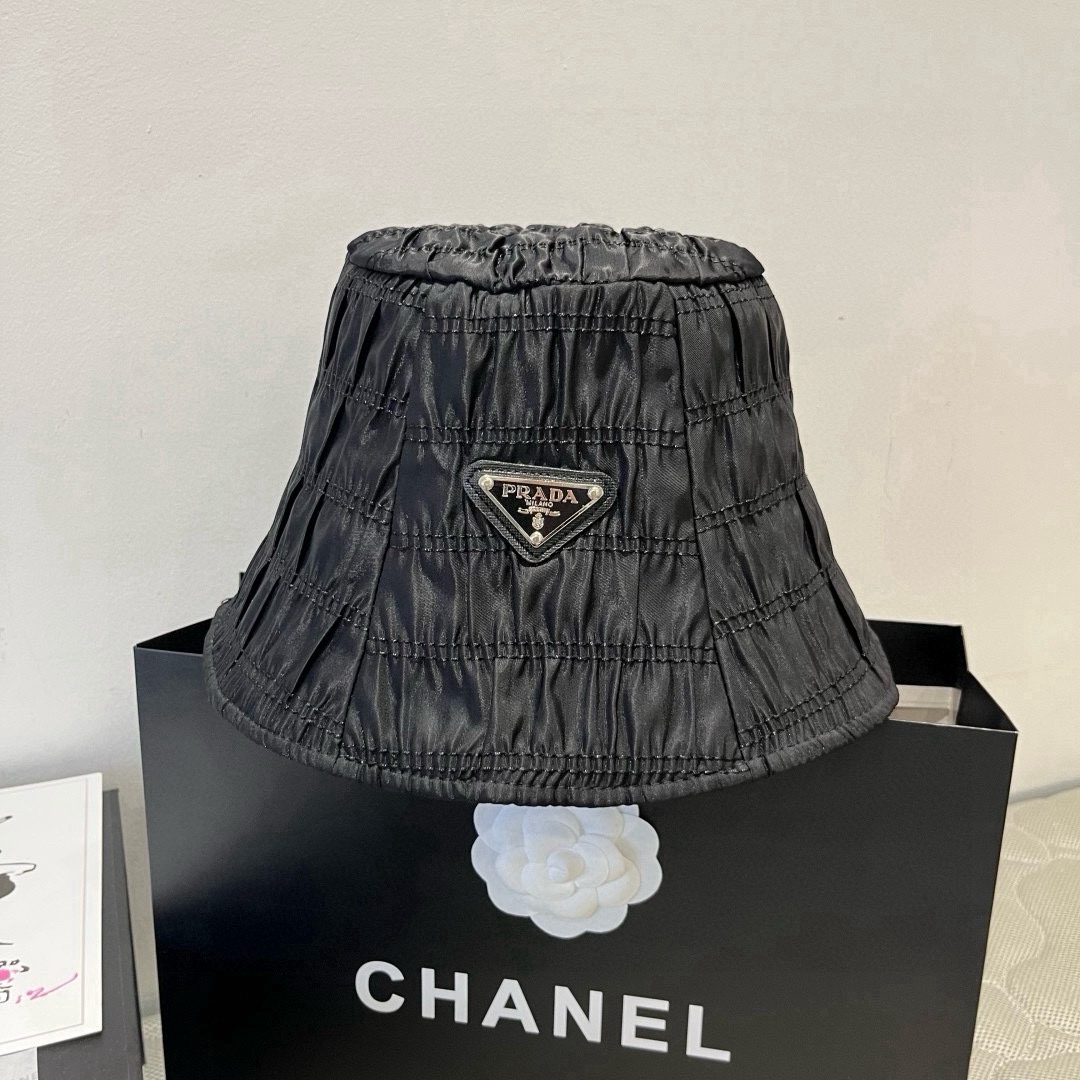 🆕

PRADA普拉达新款褶皱渔夫帽，休闲桶帽，头围57cm