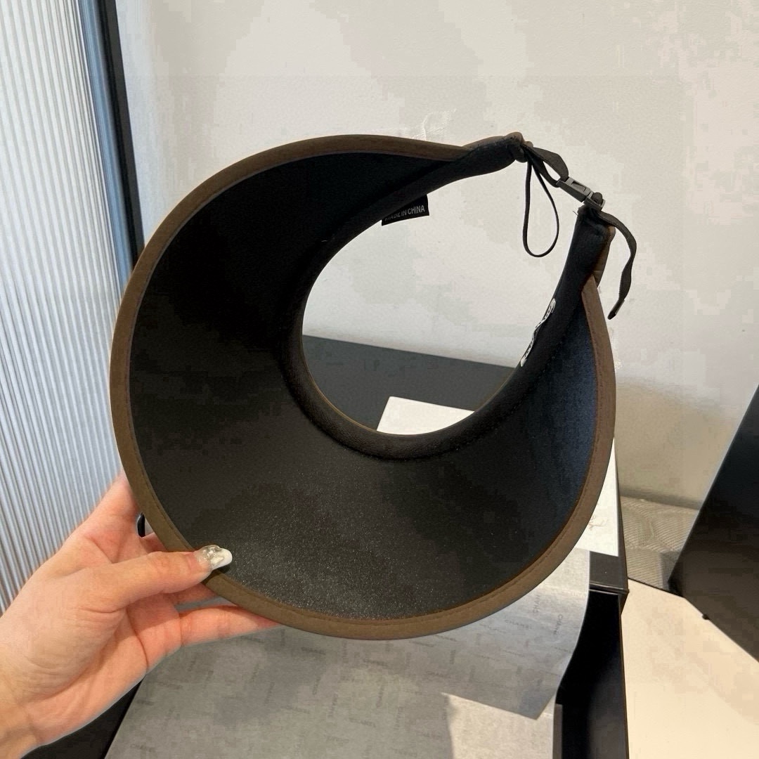 🆕

miumiu缪缪新款发箍遮阳帽