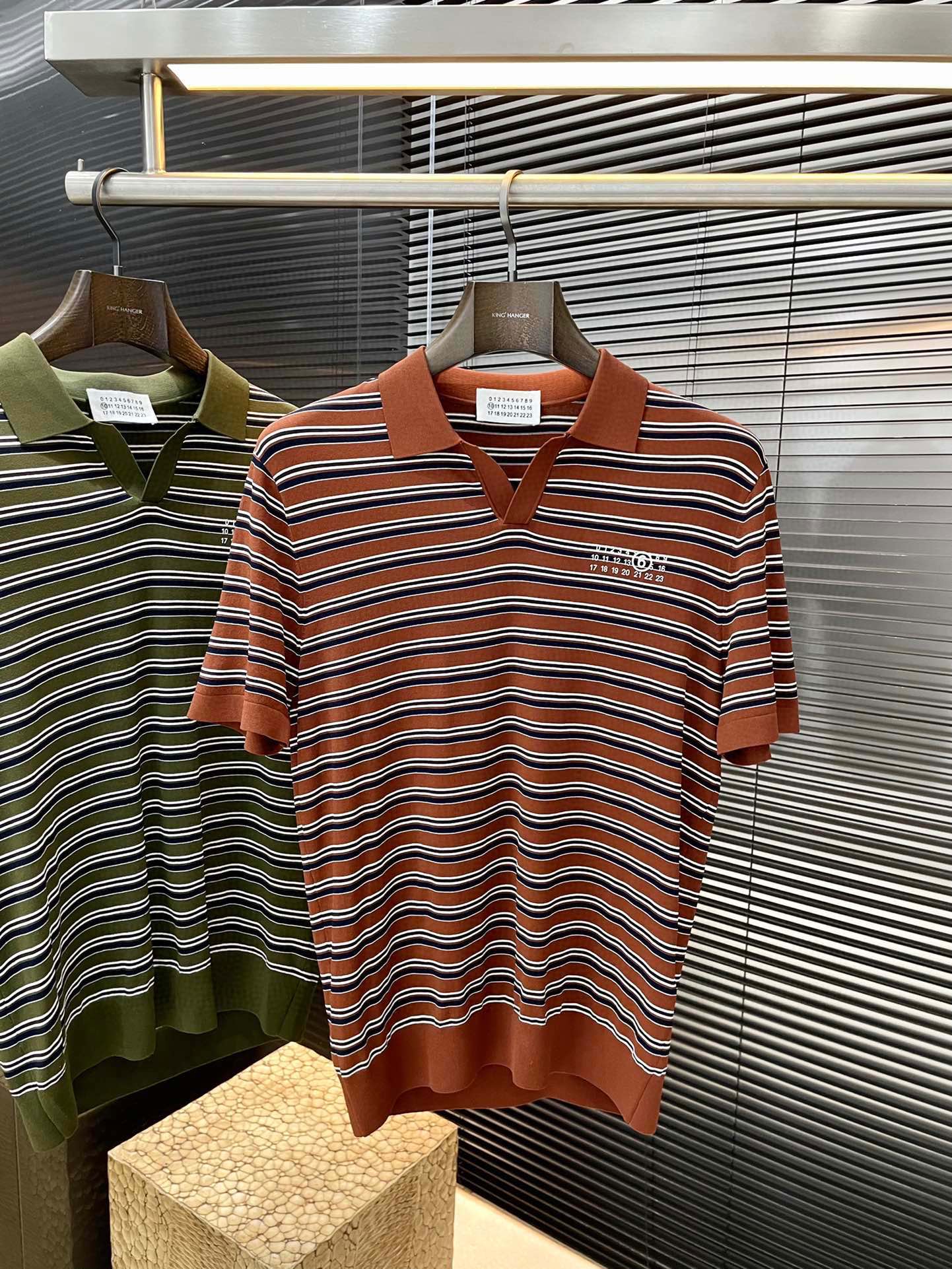 NO:492189,P Maison Margiela (Mm6) 2025 latest POLO short sleeves, using the latest Yilit fabric, soft feel, soft and comfortable ingredients, classic design style, special customization, simple cutting method splicing, reflecting the extraordinary craftsmanship of workers, full of high-end and fashionable feeling!  The style is quite good at casual and versatile. Size M-3XL,,masion margiela,masion margiela,T-shirt,alexander wang19860909P  Maison Margiela（马吉拉MM6）2025最新款POLO短袖,采用最新伊力特面料 手感柔软、成分柔软舒适 经典设计风格 特殊定制 简单的裁剪方式拼接,体现出工人不凡的工艺,高端时尚感十足！版型相当赞休闲百搭款.尺码 M-3XL,,masion margiela,masion margiela,T-shirt,alexander wang,Men's clothing