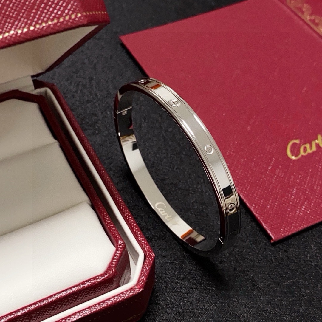 “Cartier’s Latest Release: Narrow, Refined Design in Super White” - 图片 4