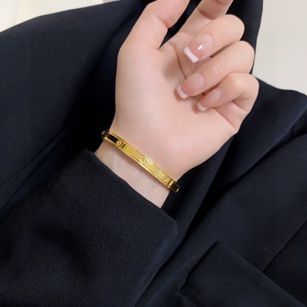 “Cartier’s Latest Release: Narrow, Refined Design in Super White” - 图片 3