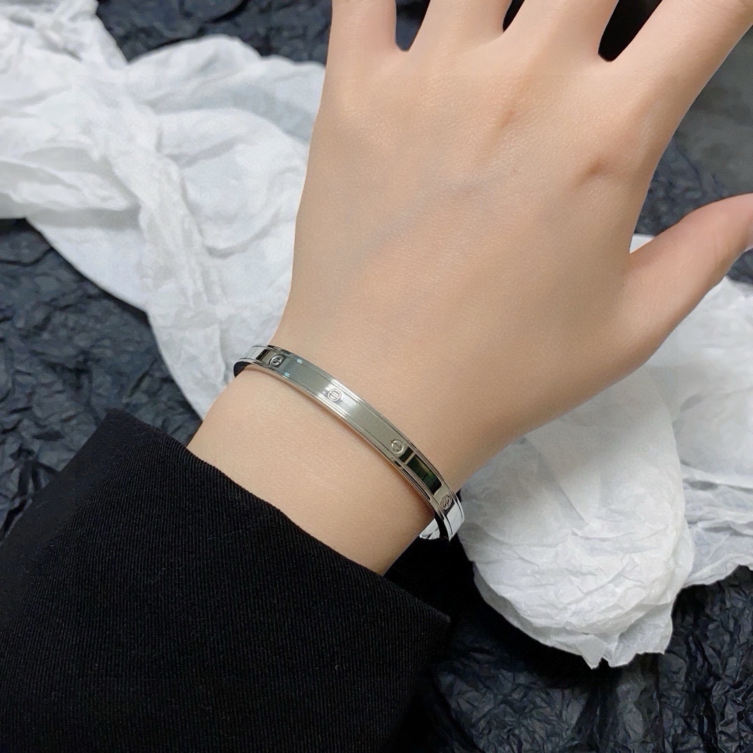 “Cartier’s Latest Release: Narrow, Refined Design in Super White” - 图片 2