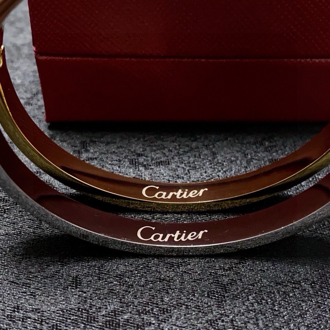 “Cartier’s Latest Release: Narrow, Refined Design in Super White” - 图片 5