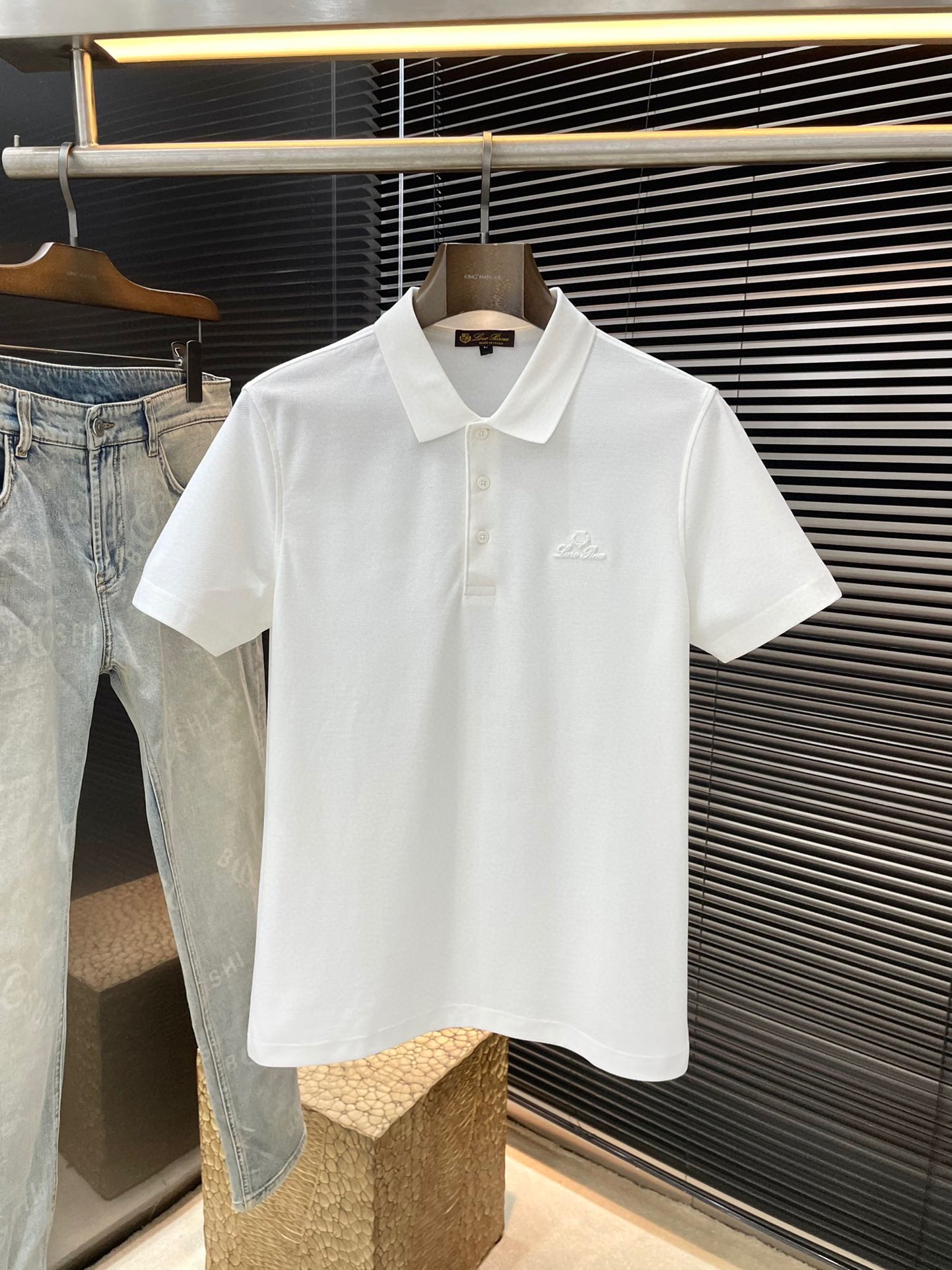 NO:492193,P Loro Piana 2025 latest POLO short-sleeved POLO short-sleeved fabric, which is resistant to washing and not easy to fade, soft and comfortable in the touch, classic design style, special customization, simple cutting method, reflecting the extraordinary craftsmanship of workers, full of high-end fashion sense!  The style is quite good at casual and versatile. Size M-3XL, loro piana, T-shirt, alexander wang19860909P  Loro Piana（诺悠翩雅）2025最新款POLO短袖,采用最新双面丝光珠地面料,耐水洗不易掉色,手感柔软、成分柔软舒适 经典设计风格 特殊定制 简单的裁剪方式拼接,体现出工人不凡的工艺,高端时尚感十足！版型相当赞休闲百搭款.尺码 M-3XL,,loro piana,T-shirt,alexander wang,Men's clothing