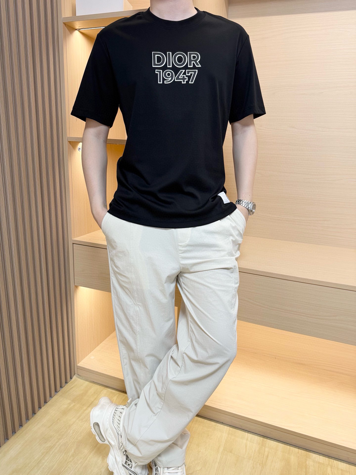 NO:493927,Dior-2025 new round neck base with T-shirt, three-dimensional half-sleeved liquid ammonia cotton base, original Pima liquid ammonia cotton pure cotton fabric, soft and tough. Process processing, toughness and wrinkle resistance have been greatly improved. The tailoring is very good and the recognition is very high. A must-have item for single-wearing base. Code number M-3XL (model/wearing L, with Hong Kong Lane Crawford gift box packaging), dior,tees, t-shirt, alexander wang19860909迪奥-2025新品圆领打底外穿T恤,立体感半袖液氨棉打底,原版匹马液氨棉纯棉面料,柔而有韧性.工艺处理,韧性和抗皱性能得到大幅度提高.剪裁很到位,辨识度极高.单穿打底必备单品.码数M-3XL(模特/穿L,配香港连卡佛礼盒包装),,dior,tees，t-shirt,alexander wang,Men's clothing