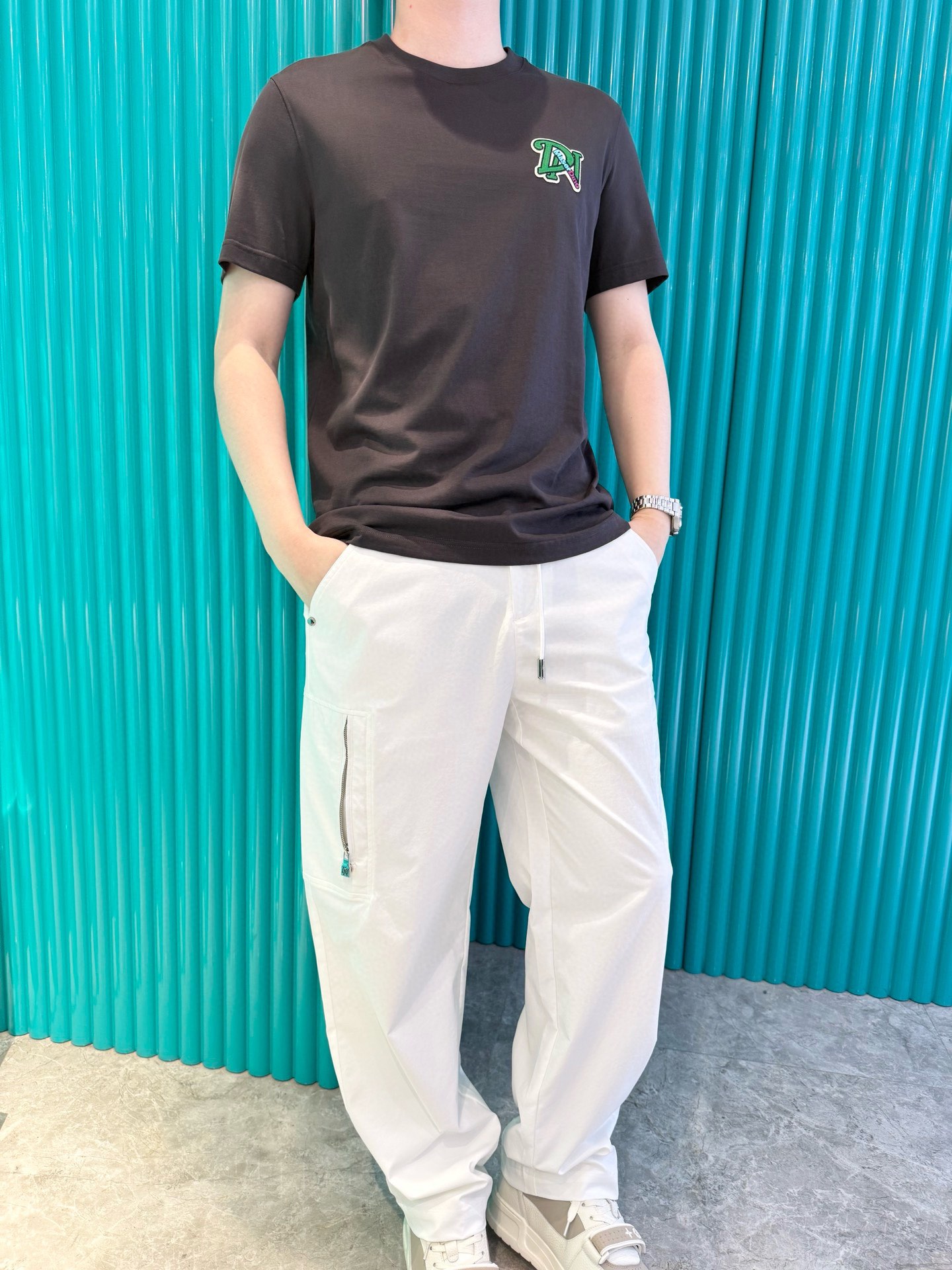 NO:493950,Dino luxury products - brand authentic 2025 latest round neck T-shirt shipment, hot-selling items in Europe and the United States!  Selected Italian imported brands to customize 100% European cotton!  The brand logo on the chest is matched with the latest design to highlight fashion!  Number of codes 48-56 (model 180/wear 50, with Hong Kong Lane Crawford gift box packaging), tees, t-shirt, alexander wang19860909Dino奢品-品牌正品2025最新圆领T恤出货 欧美热销单品！精选意大利进口品牌定制百分百欧货棉！胸口的品牌标志搭配最新的设计,彰显时尚 ！码数48-56（模特180/穿50,配香港连卡佛礼盒包装）,,tees，t-shirt,alexander wang,Men's clothing