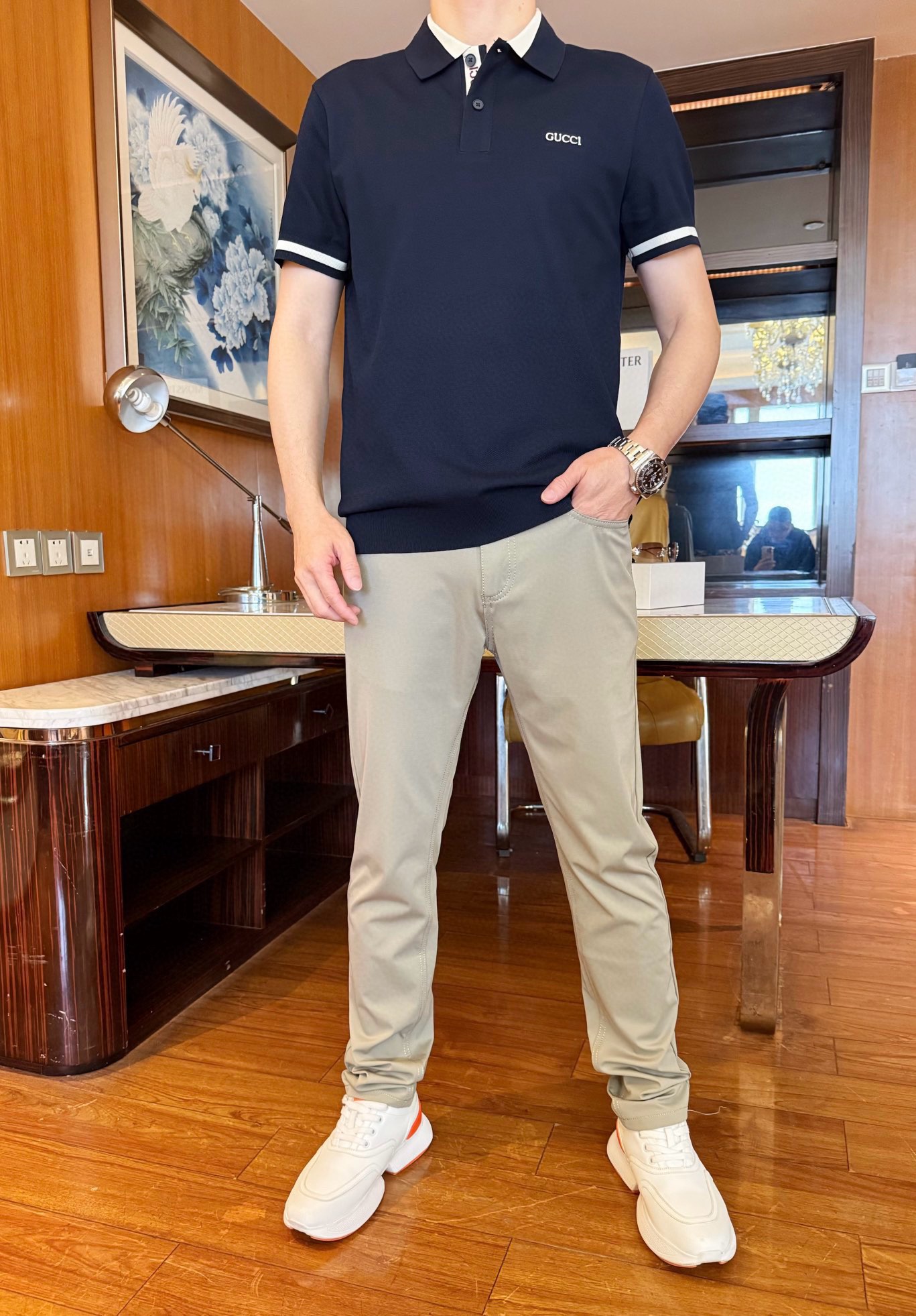 NO:494051,Versace-2025 counter latest casual pants are shipped, hot-selling items in European and American counters!  Selected Italian imported fine cotton + recycled fiber fabrics with straight slim design, customized buttons and brand English and latest logos on the back pockets show their taste, definitely a business and casual boutique. Number 29-38 (model 173/130 wears 31, with Hong Kong Lane Crawford gift box packaging), versace, alexander wang19860909范思哲-2025专柜最新款休闲裤出货 欧美专柜热销单品！精选意大利进口精棉+再生纤维面料搭配直筒修身设计,定制纽扣和后袋上的品牌英文及最新标志彰显品味 绝对是商务休闲精品.码数29-38（模特173/130穿31,配香港连卡佛礼盒包装）,,versace,alexander wang,Men's clothing