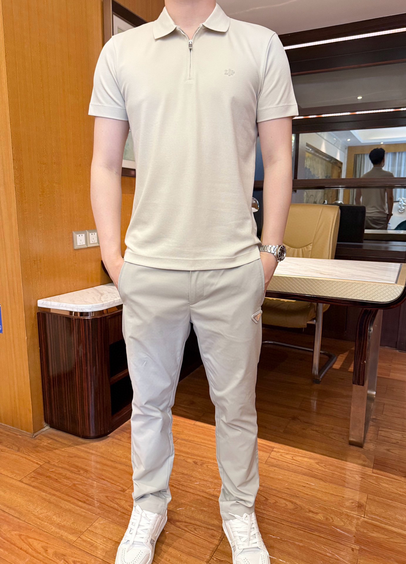 NO:494073,LP-2025 counter latest hot-selling Polo, European and American counters, hot-selling items!  Selected Italian imported bead flooring fabrics with the latest designs, the brand letters on the chest are quite fashionable, and there is no need to say much about the effect of the upper body. The number of codes is 48-56 (model 180/wear 50, with Hong Kong Lane Crawford gift box packaging), loro piano, alexander wang19860909LP-2025专柜最新爆款Polo出货 欧美专柜热销单品！精选意大利进口珠地棉面料搭配最新的设计,胸前的品牌字母相当彰显时尚 上身效果不用多说.码数48-56（模特180/穿50,配香港连卡佛礼盒包装）,,loro piana,alexander wang,Men's clothing