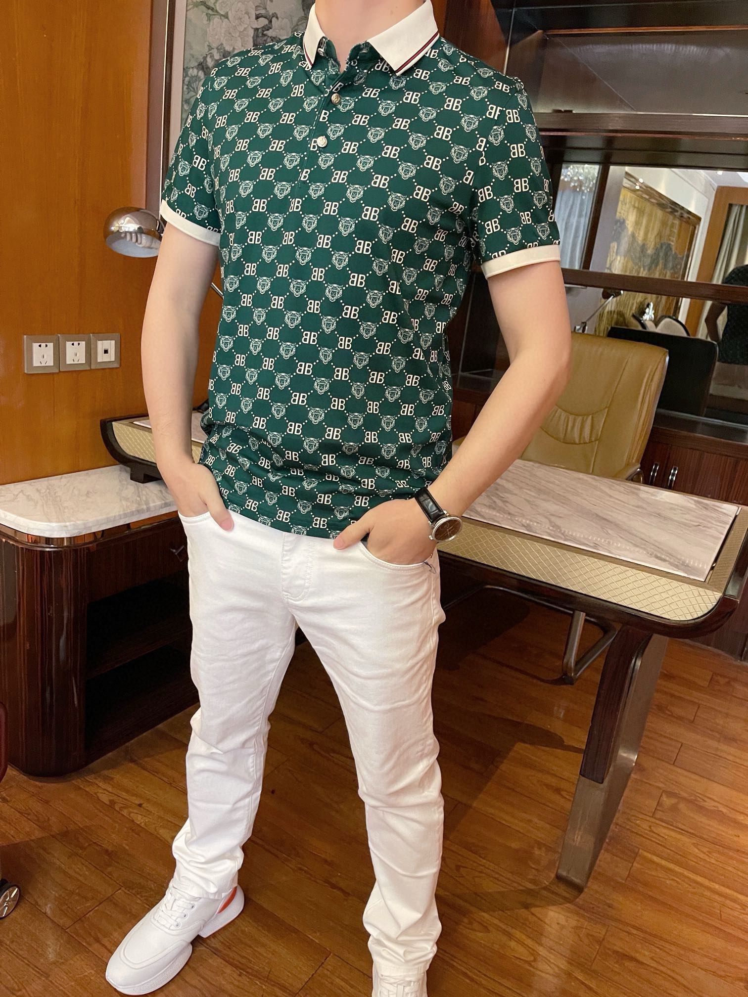 NO:494078,Balenciaga - the latest hot-selling Polo in 2025 counters, and the most popular items in London counters!  Selected Italian imported mercerized cotton fabrics with the latest designs, the whole brand logo print shows taste, business and casual boutique. Size: 48-56 (model 173/130 wears 48 sizes, with Hong Kong Lane Crawford gift box packaging), ,balenciaga, alexander wang19860909巴黎世家-2025专柜最新爆款Polo出货 伦敦专柜热销单品！精选意大利进口丝光棉面料搭配最新的设计,通体的品牌logo印花彰显品味 商务休闲精品.尺码:48-56（模特173/130穿48码,配香港连卡佛礼盒包装）,,balenciaga,alexander wang,Men's clothing