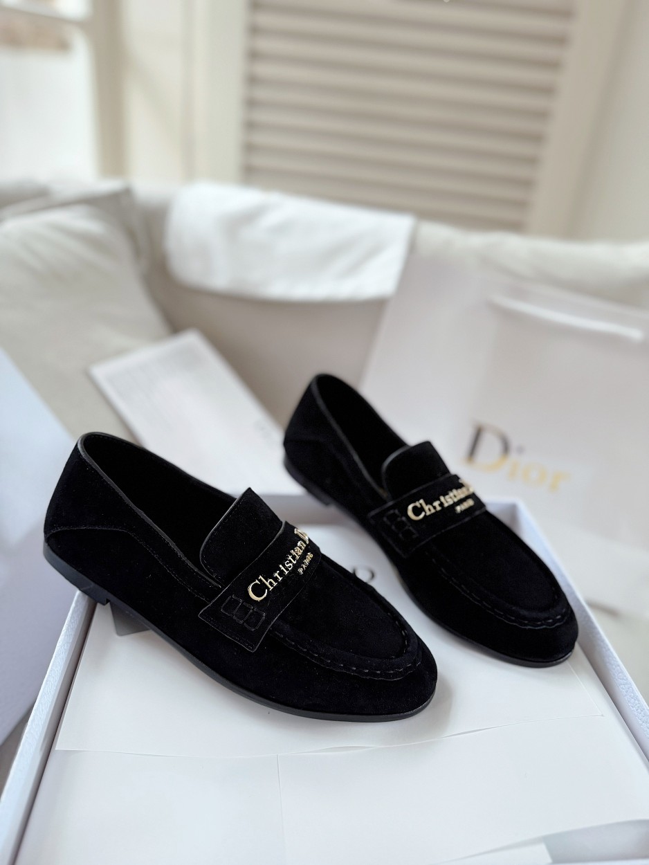 厂价💰300
Dior/迪奥25WF字母复古乐福鞋
凭借独特魅力成为永恒经典。
兼具复古韵味与时尚格调的鞋履。
鞋身设计简约而不失格调
流畅线条勾勒出复古轮廓
鞋面字母元素 是品牌辨识度的象征
复古字体设计 宛如镌刻着品牌的时尚密码
低调中彰显奢华 不经意间展现你的独特品味。
搭配方面，这双乐福鞋堪称“万能搭子”。
搭配简约牛仔裤和白衬衫 日常出街造型
搭配精致的连衣裙 是晚宴场合的吸睛利器，
无论是漫步在街头巷尾
还是穿梭于时尚派对
它都能助你成为众人瞩目的焦点。
面皮采用原版定制皮料
内里垫脚均为牛皮
意大利进口牛皮大底
size：35-40（41定制）