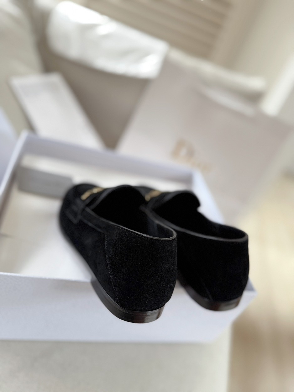 厂价💰300
Dior/迪奥25WF字母复古乐福鞋
凭借独特魅力成为永恒经典。
兼具复古韵味与时尚格调的鞋履。
鞋身设计简约而不失格调
流畅线条勾勒出复古轮廓
鞋面字母元素 是品牌辨识度的象征
复古字体设计 宛如镌刻着品牌的时尚密码
低调中彰显奢华 不经意间展现你的独特品味。
搭配方面，这双乐福鞋堪称“万能搭子”。
搭配简约牛仔裤和白衬衫 日常出街造型
搭配精致的连衣裙 是晚宴场合的吸睛利器，
无论是漫步在街头巷尾
还是穿梭于时尚派对
它都能助你成为众人瞩目的焦点。
面皮采用原版定制皮料
内里垫脚均为牛皮
意大利进口牛皮大底
size：35-40（41定制）