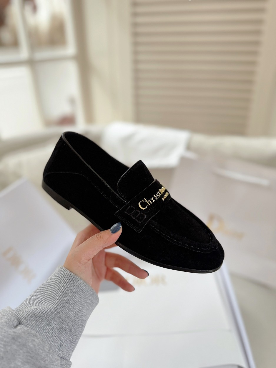 厂价💰300
Dior/迪奥25WF字母复古乐福鞋
凭借独特魅力成为永恒经典。
兼具复古韵味与时尚格调的鞋履。
鞋身设计简约而不失格调
流畅线条勾勒出复古轮廓
鞋面字母元素 是品牌辨识度的象征
复古字体设计 宛如镌刻着品牌的时尚密码
低调中彰显奢华 不经意间展现你的独特品味。
搭配方面，这双乐福鞋堪称“万能搭子”。
搭配简约牛仔裤和白衬衫 日常出街造型
搭配精致的连衣裙 是晚宴场合的吸睛利器，
无论是漫步在街头巷尾
还是穿梭于时尚派对
它都能助你成为众人瞩目的焦点。
面皮采用原版定制皮料
内里垫脚均为牛皮
意大利进口牛皮大底
size：35-40（41定制）